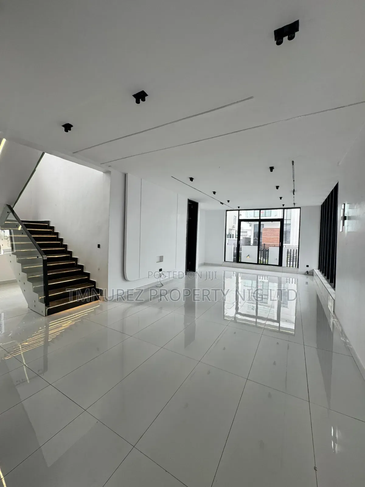 4bdrm Duplex in Chevron for sale