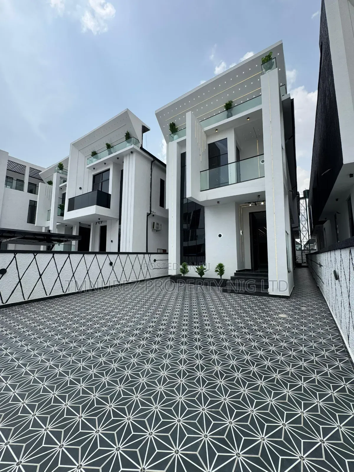 4bdrm Duplex in Chevron for sale