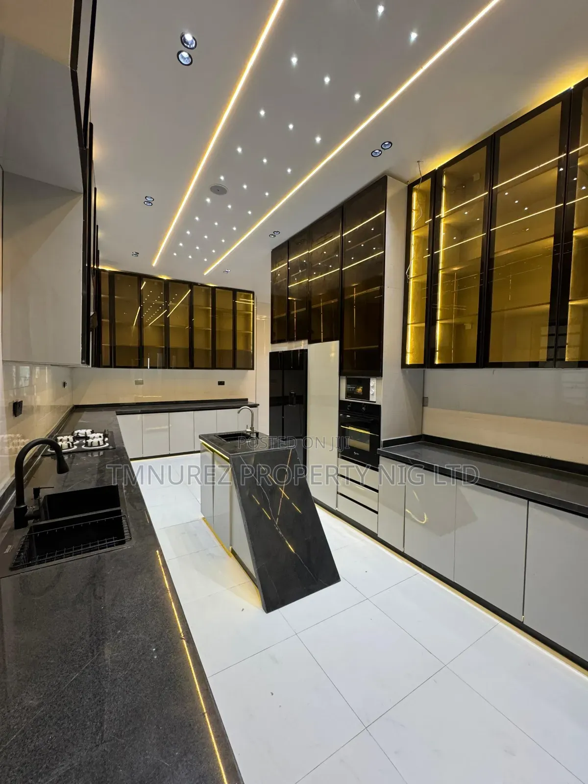 4bdrm Duplex in Chevron for sale