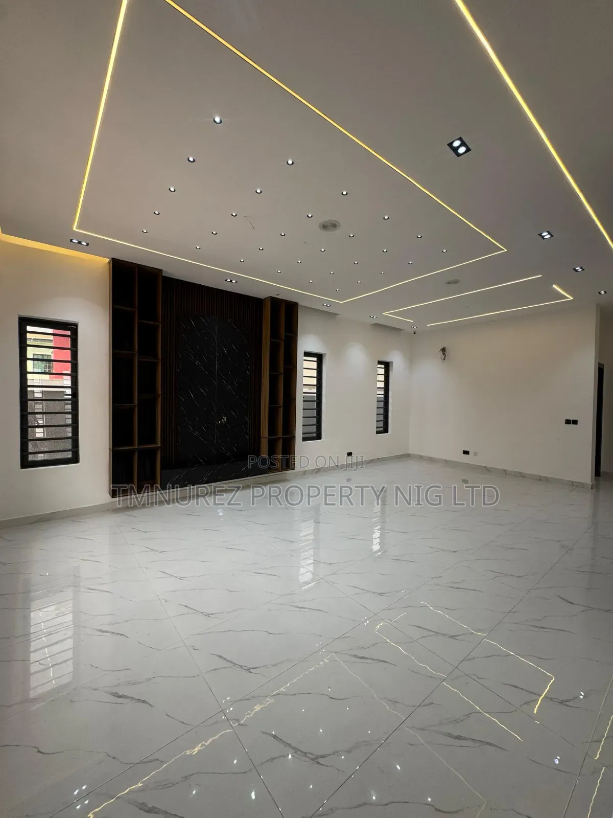 4bdrm Duplex in New Road, Chevron for sale