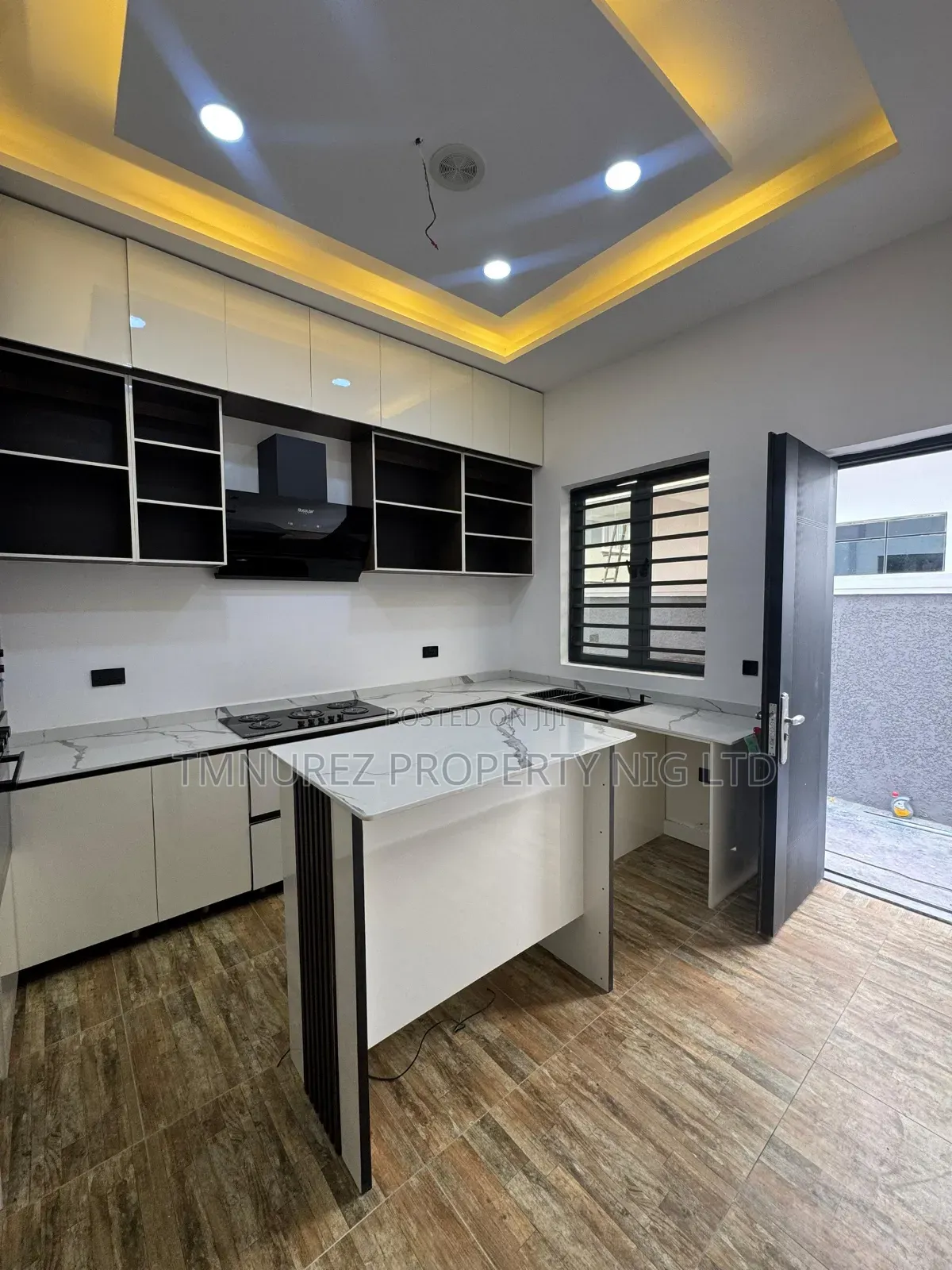4bdrm Duplex in New Road, Chevron for sale