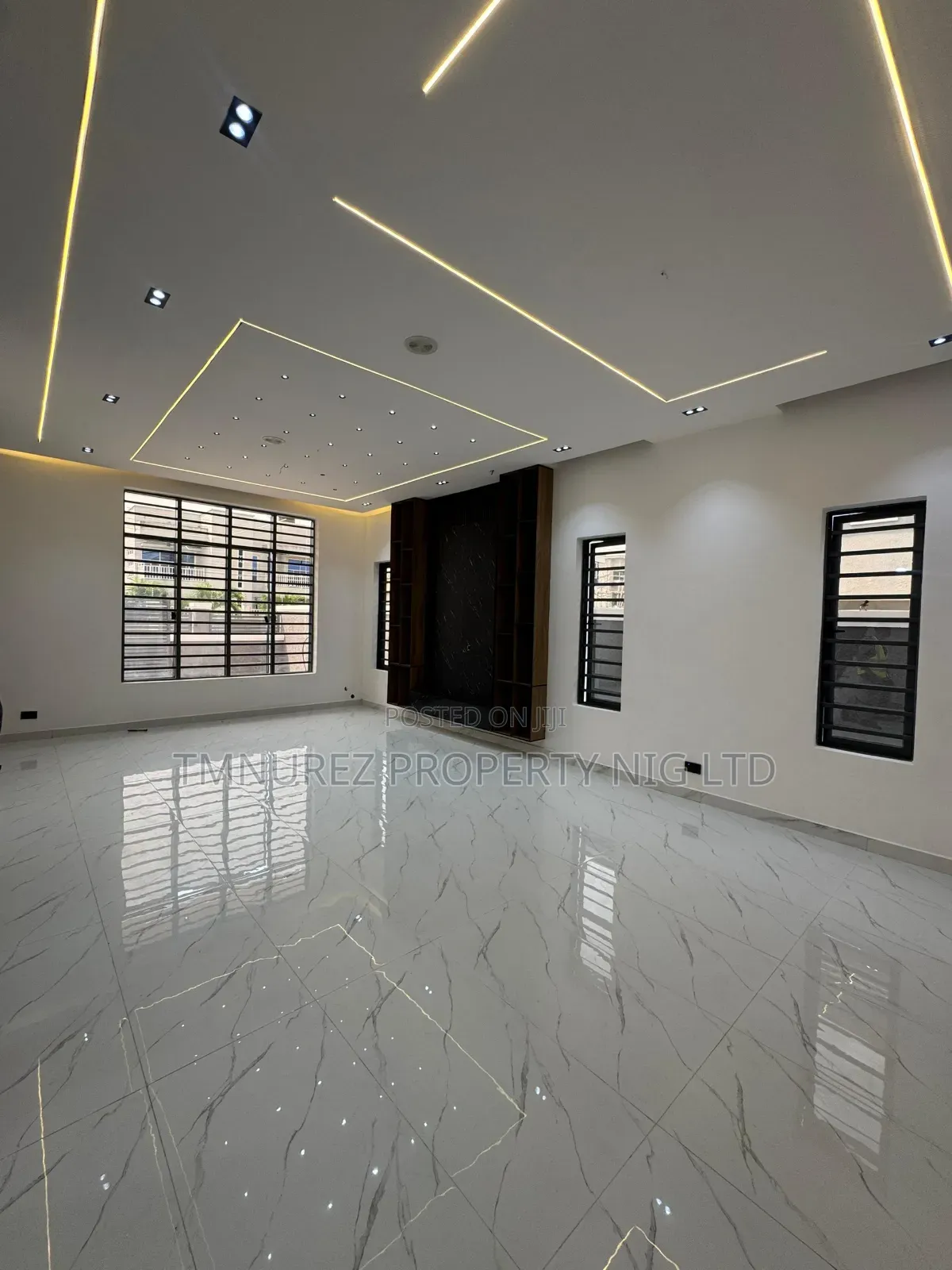 4bdrm Duplex in New Road, Chevron for sale