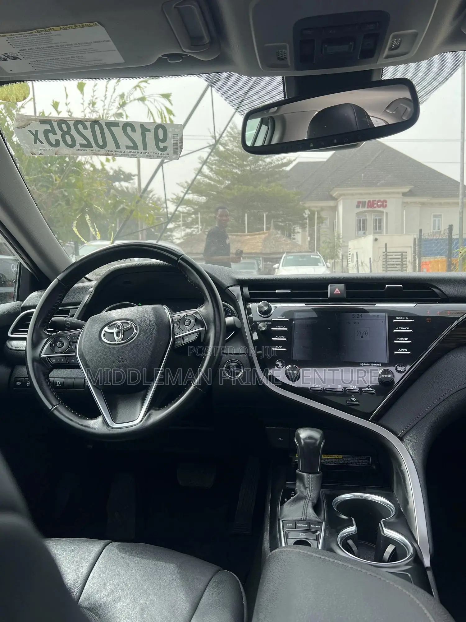 Toyota Camry XLE FWD 2020 White