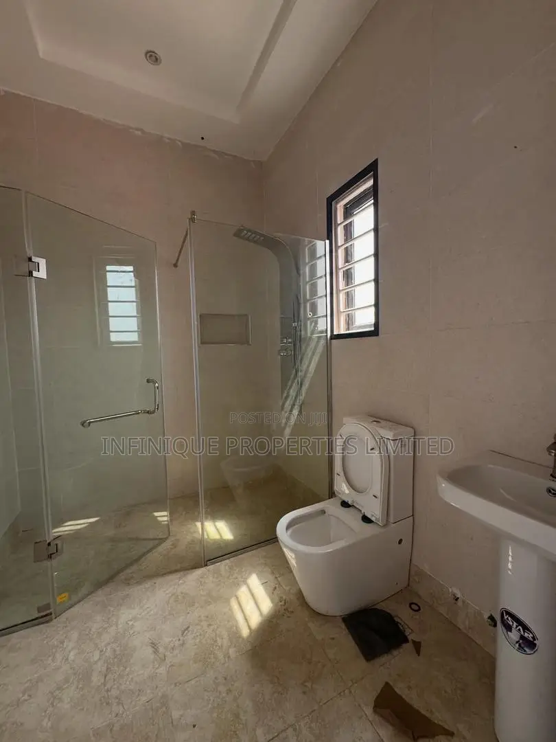 3bdrm Apartment in Lekki Phase 1 for rent