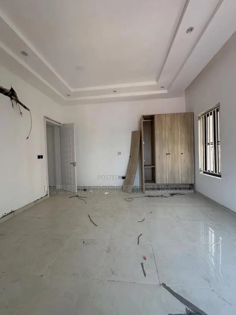 3bdrm Apartment in Lekki Phase 1 for rent