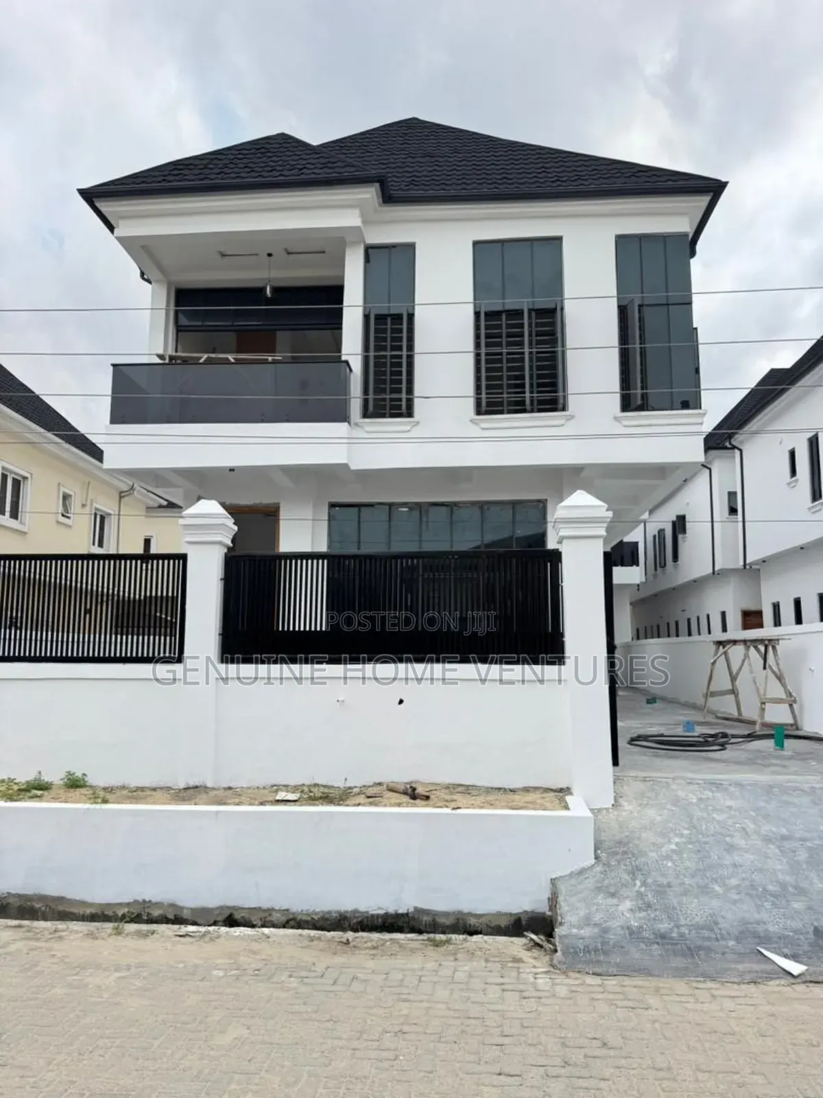 5bdrm Duplex in Osapa for sale
