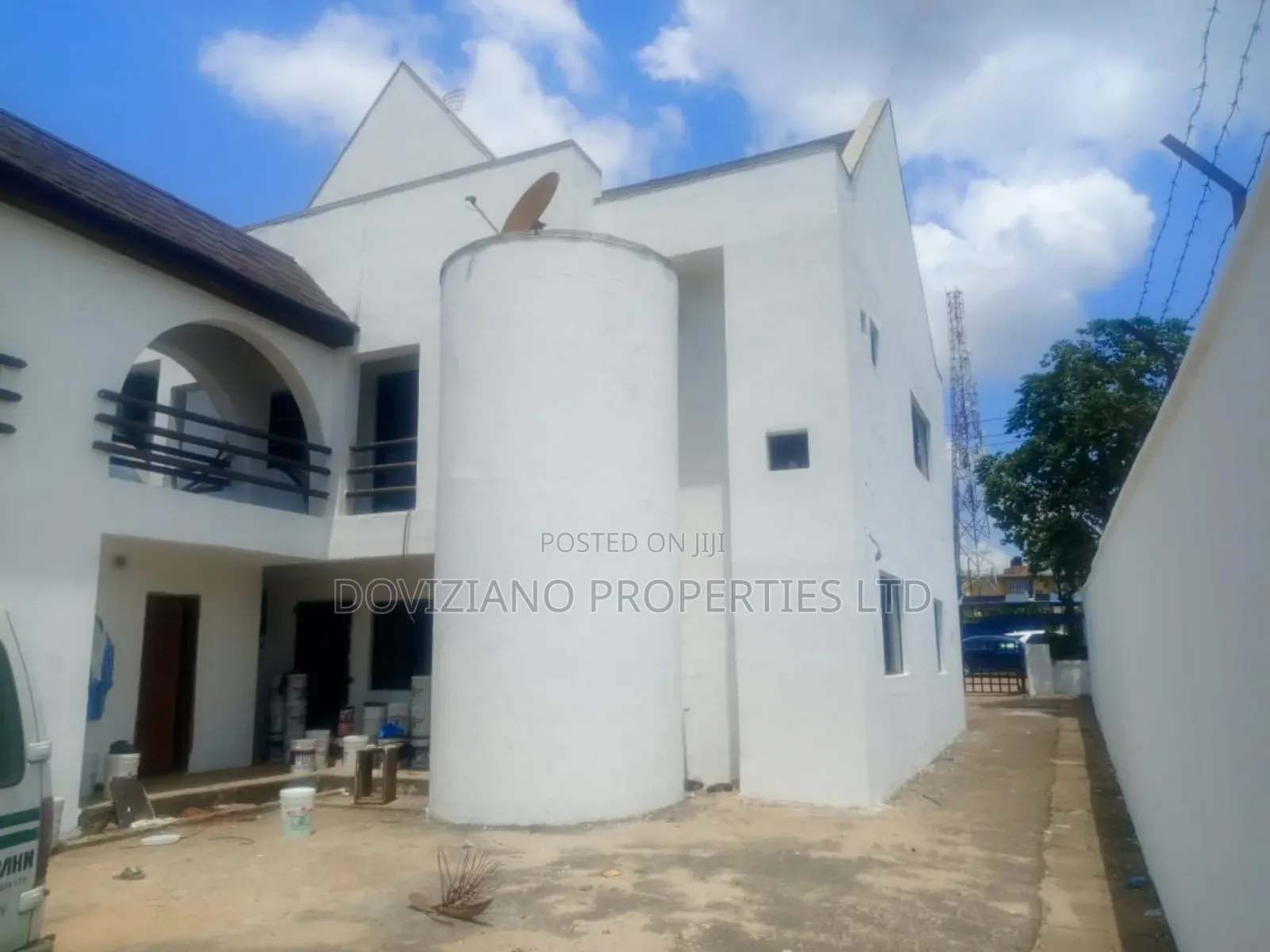 A Large 3 Bedroom Detached House With a 2 Bedroom Guest House