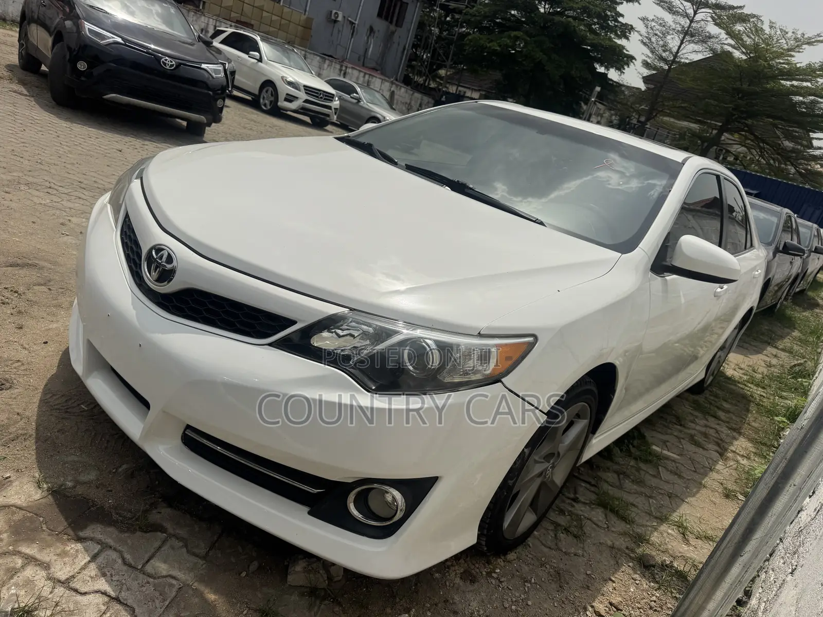 Toyota Camry SE V6 4dr Sedan (3.5L 6cyl 6A) 2012 Off white