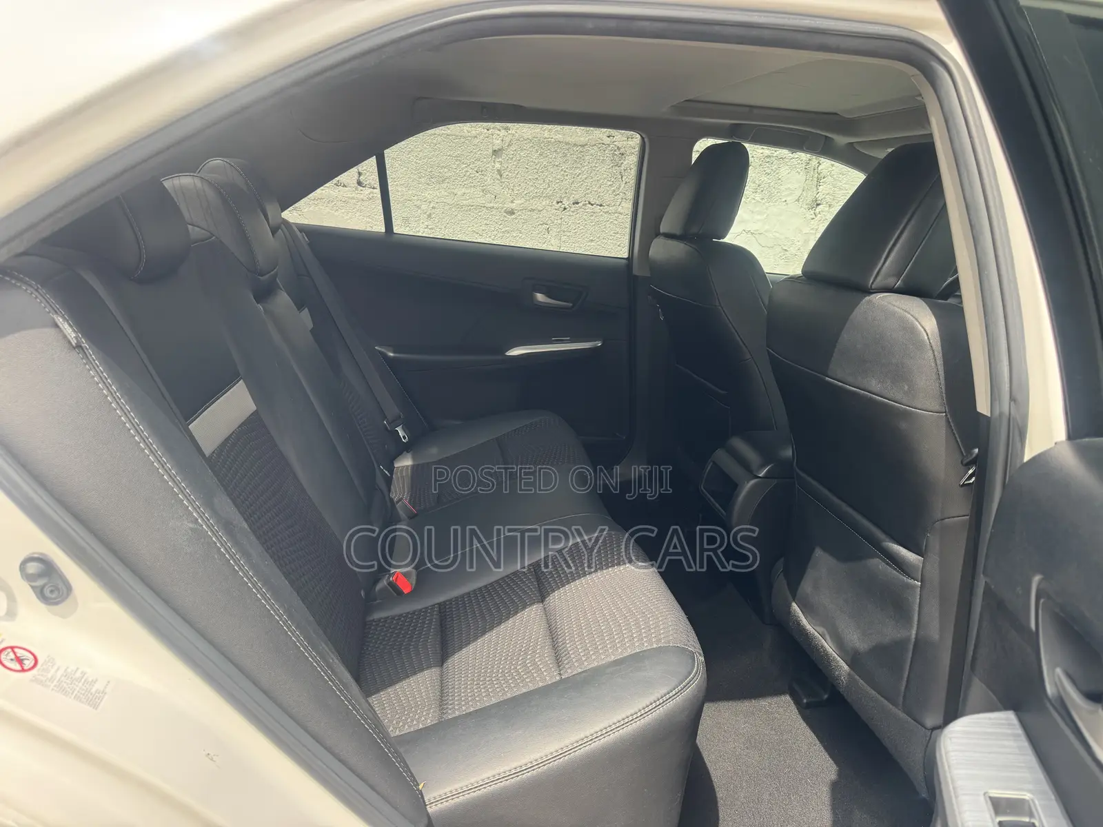 Toyota Camry SE V6 4dr Sedan (3.5L 6cyl 6A) 2012 Off white