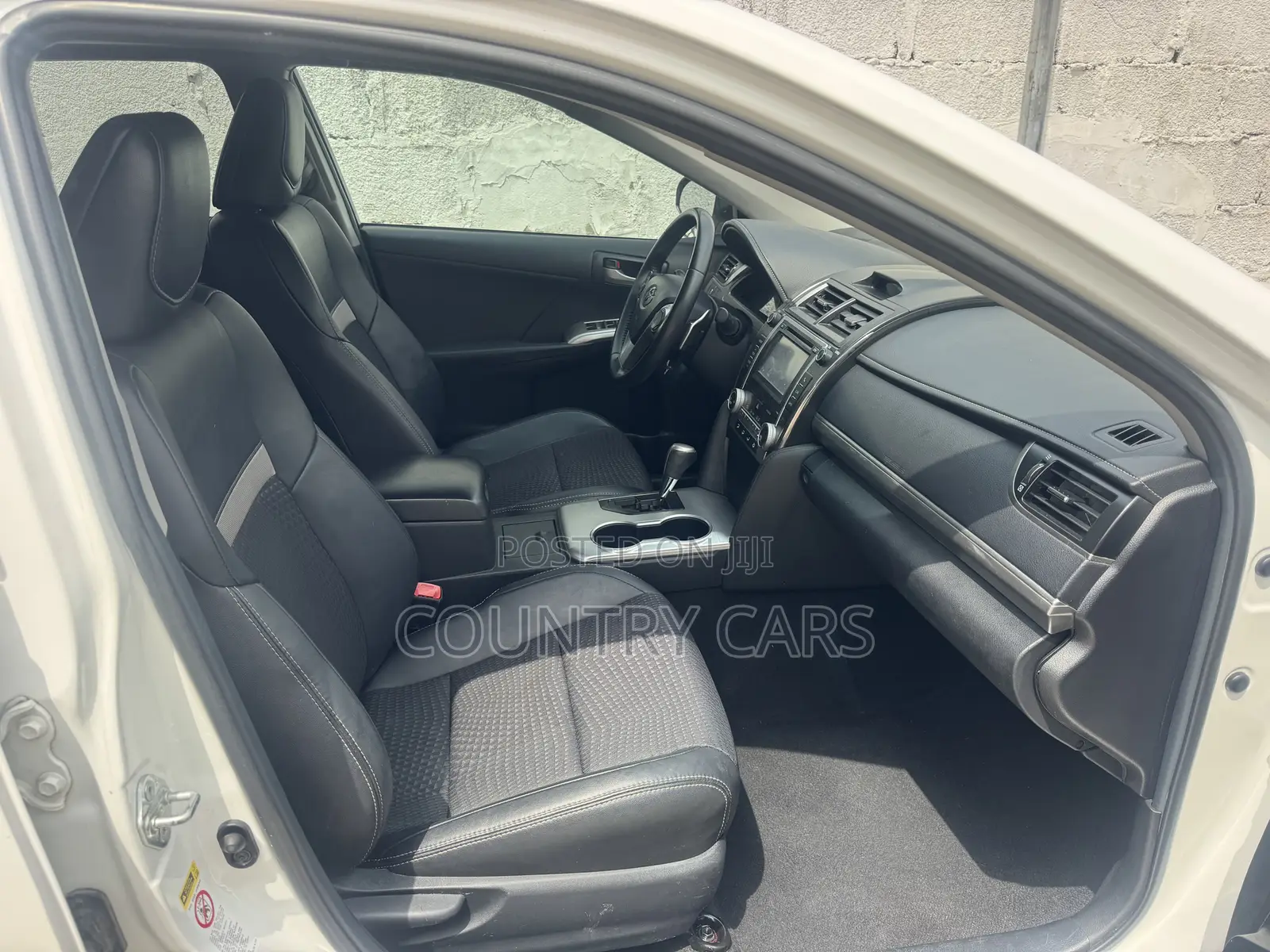 Toyota Camry SE V6 4dr Sedan (3.5L 6cyl 6A) 2012 Off white