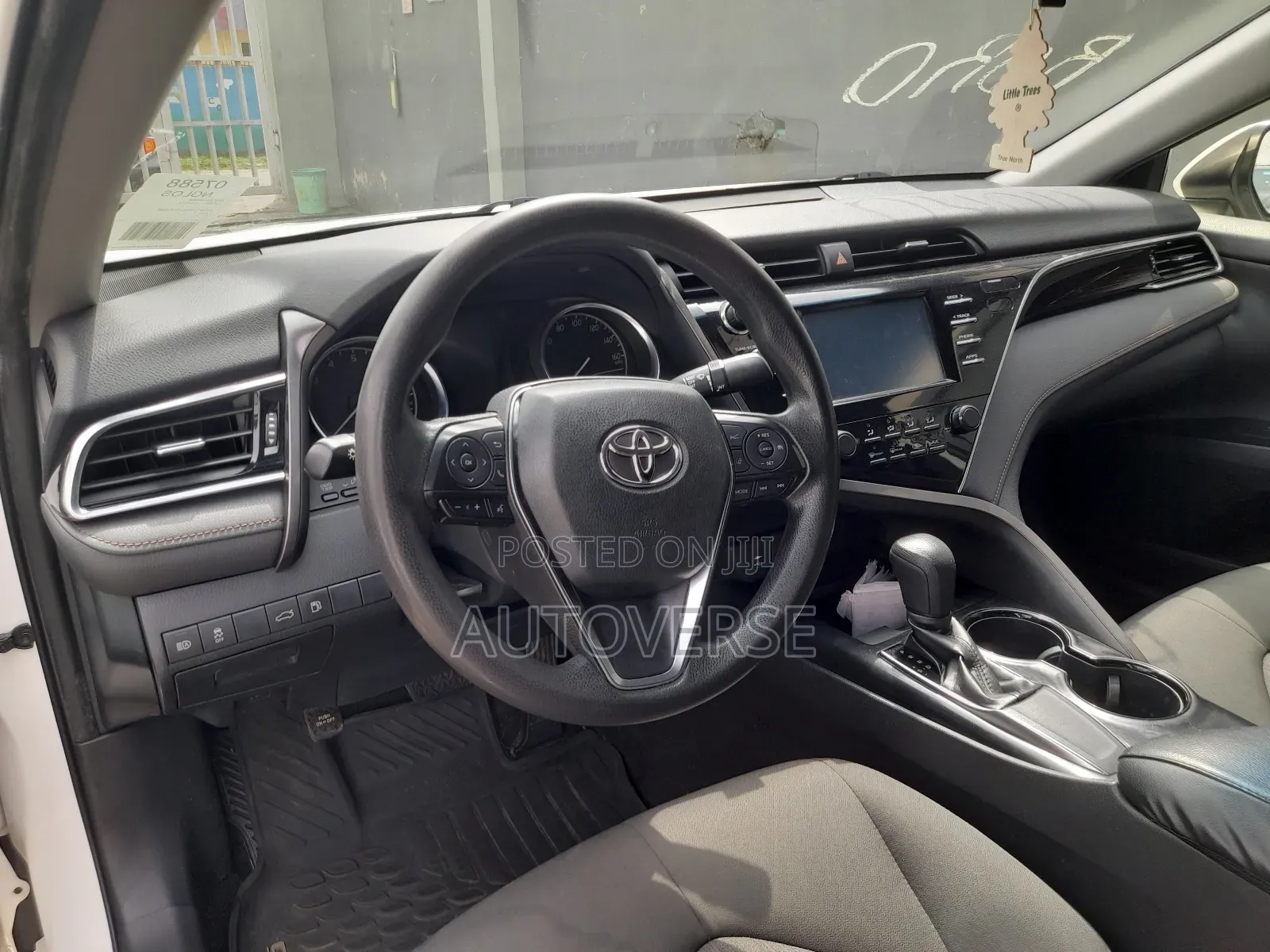 Toyota Camry LE 4dr Sedan (2.5L 4cyl 6A) 2017 White