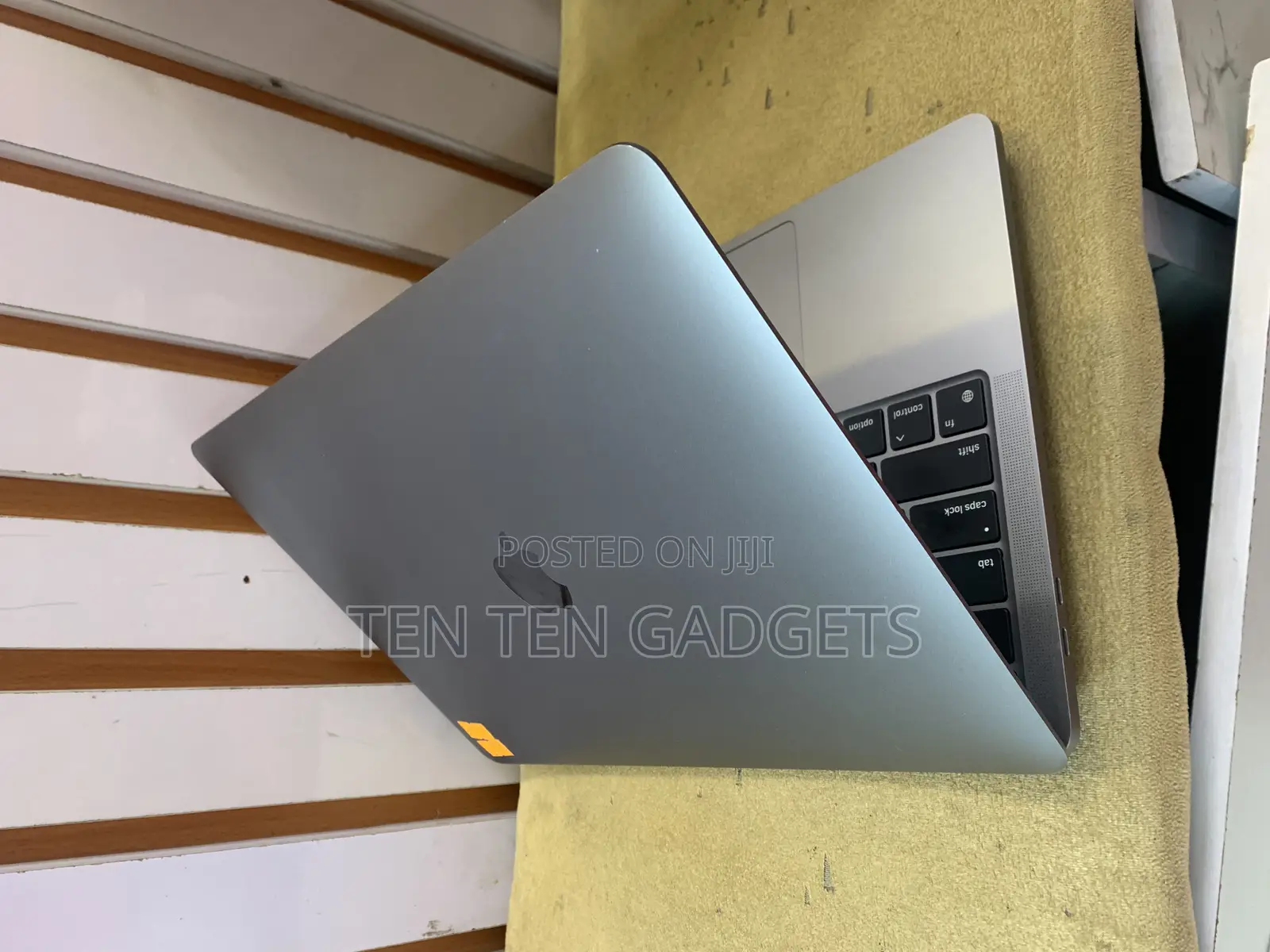 Laptop Apple MacBook Pro 2022 M2 8GB Apple M2 SSD 256GB
