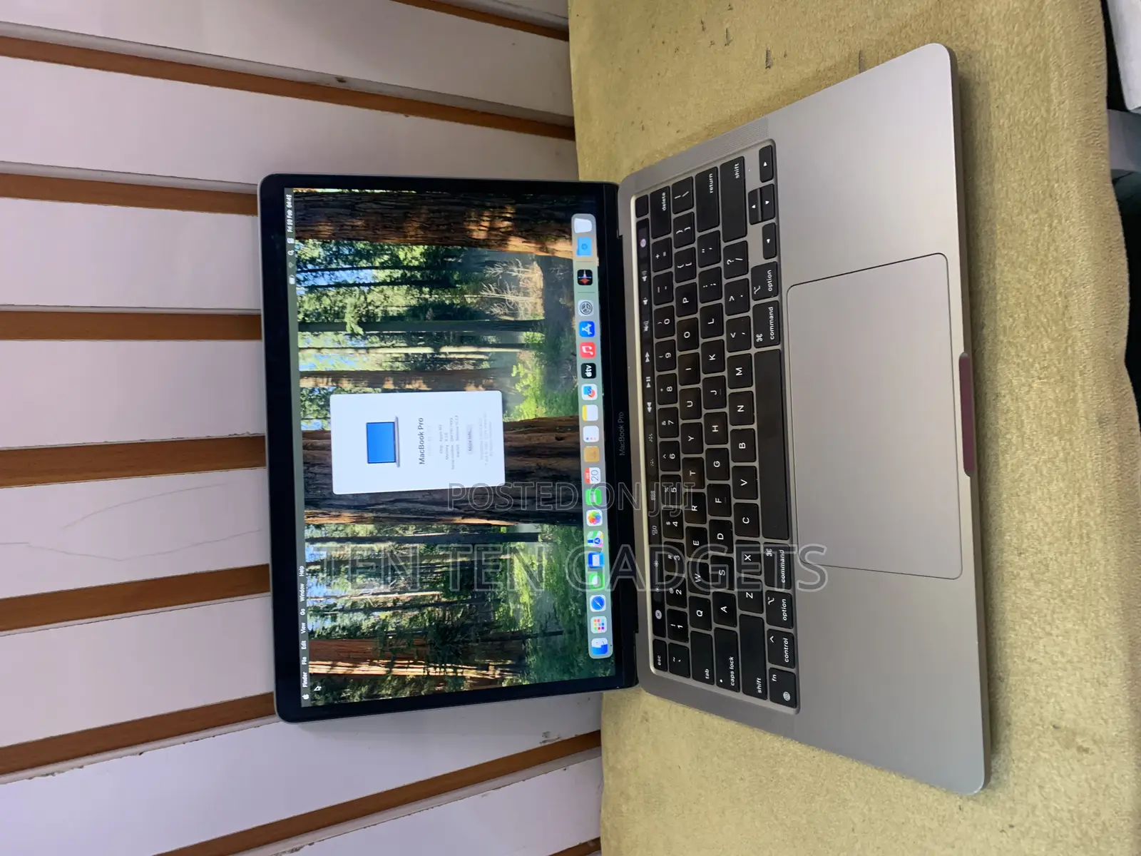 Laptop Apple MacBook Pro 2022 M2 8GB Apple M2 SSD 256GB