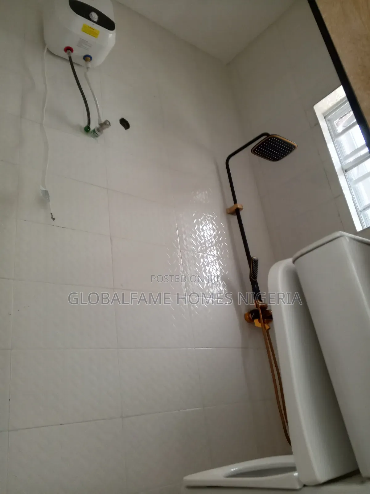 4bdrm House in Beside Peak Park, Awoyaya for rent