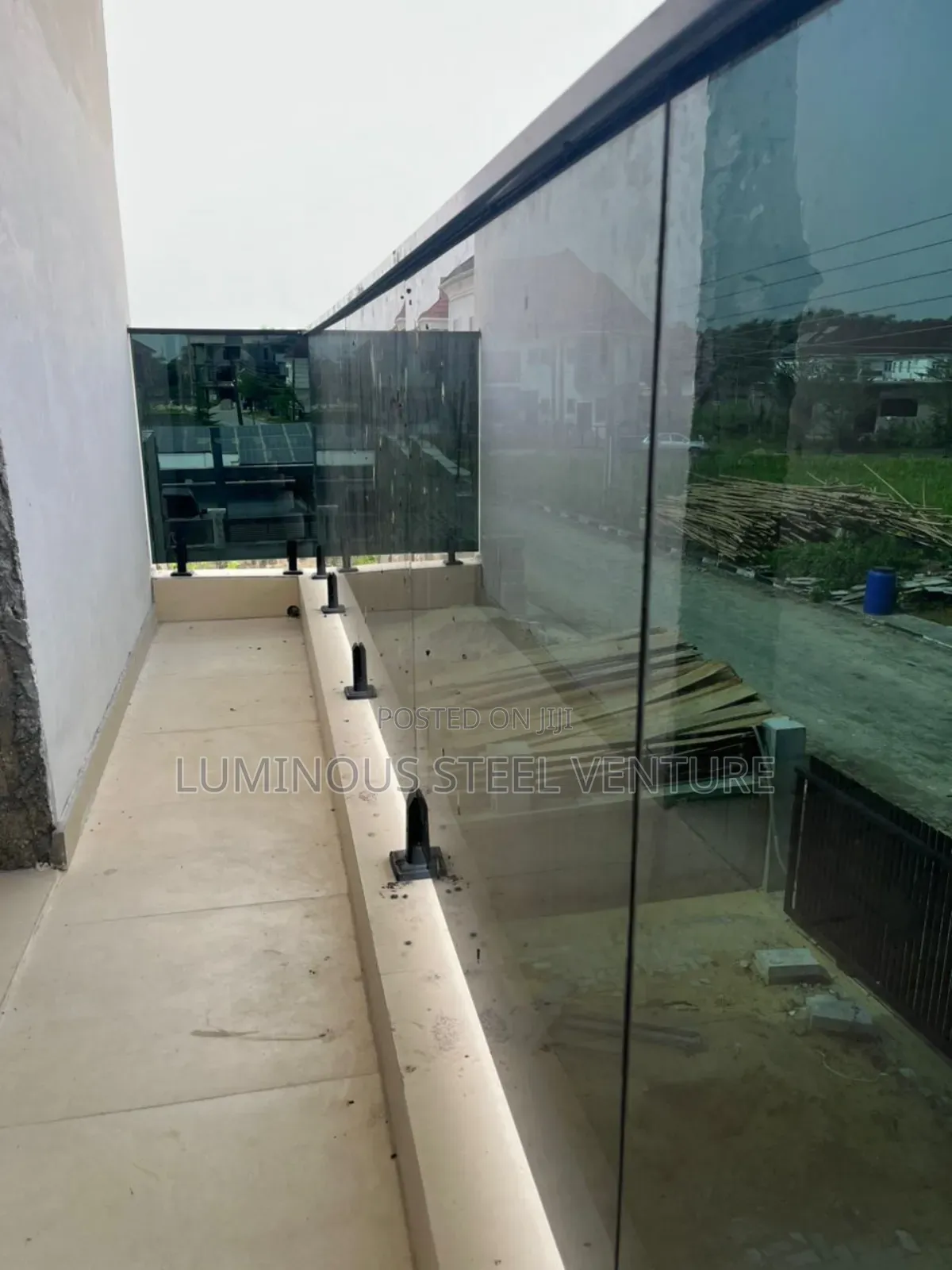 Glass ; Railing System Type: Continuous Profile ; Glass Thickness: 10m