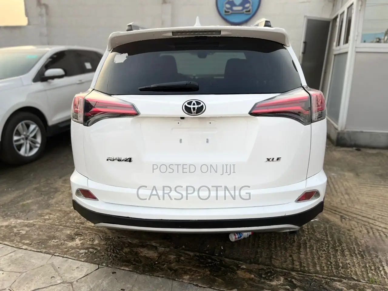 Toyota RAV4 XLE 4dr SUV AWD (2.5L 4cyl 6A) 2018 White