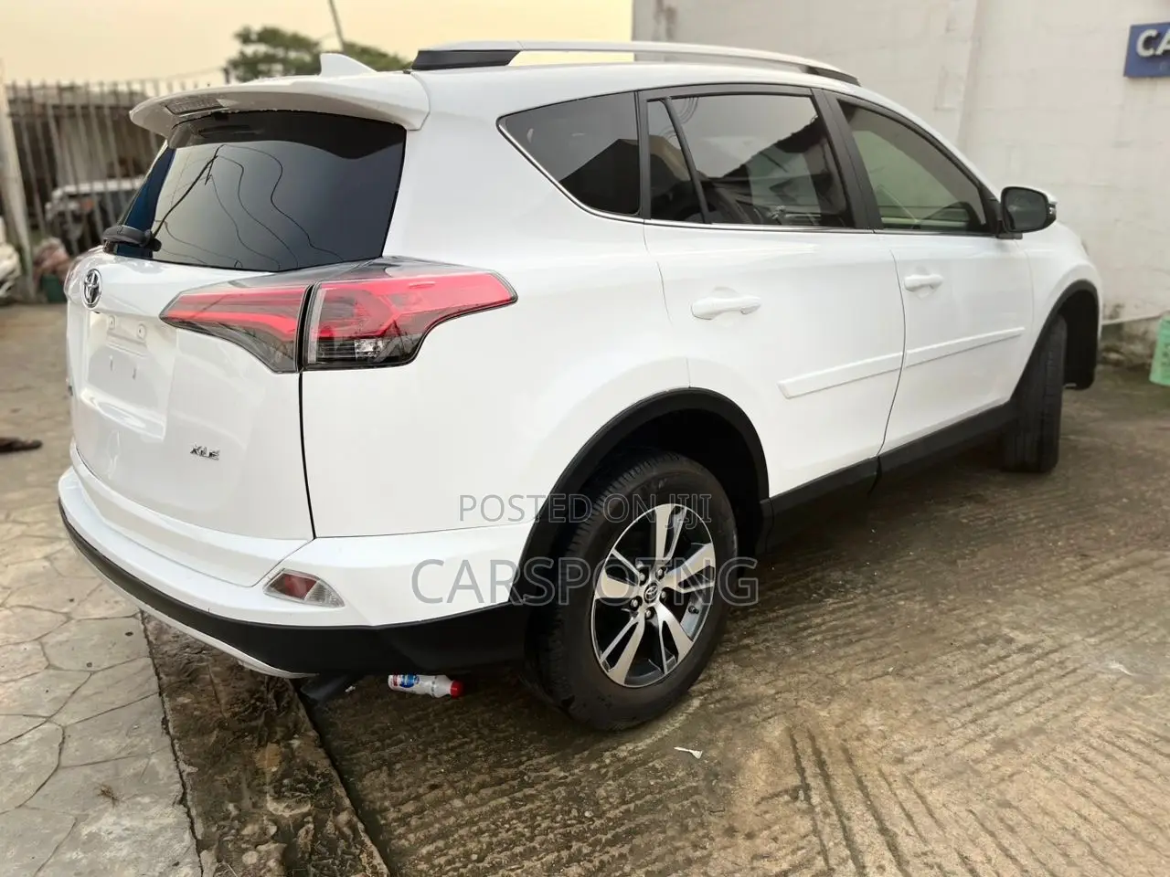 Toyota RAV4 XLE 4dr SUV AWD (2.5L 4cyl 6A) 2018 White