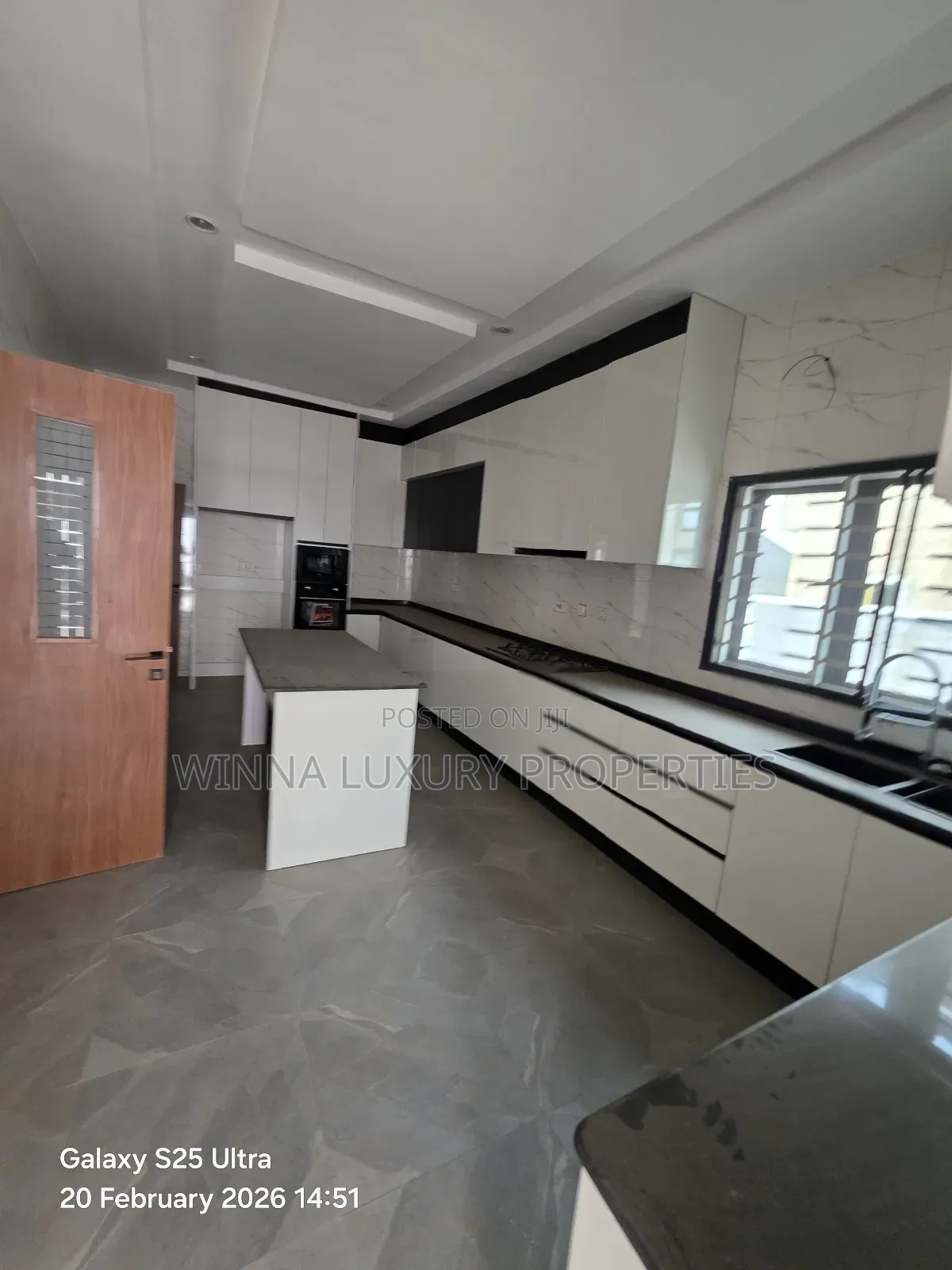 5bdrm Mansion in Lokogoma, Dakwo District for sale