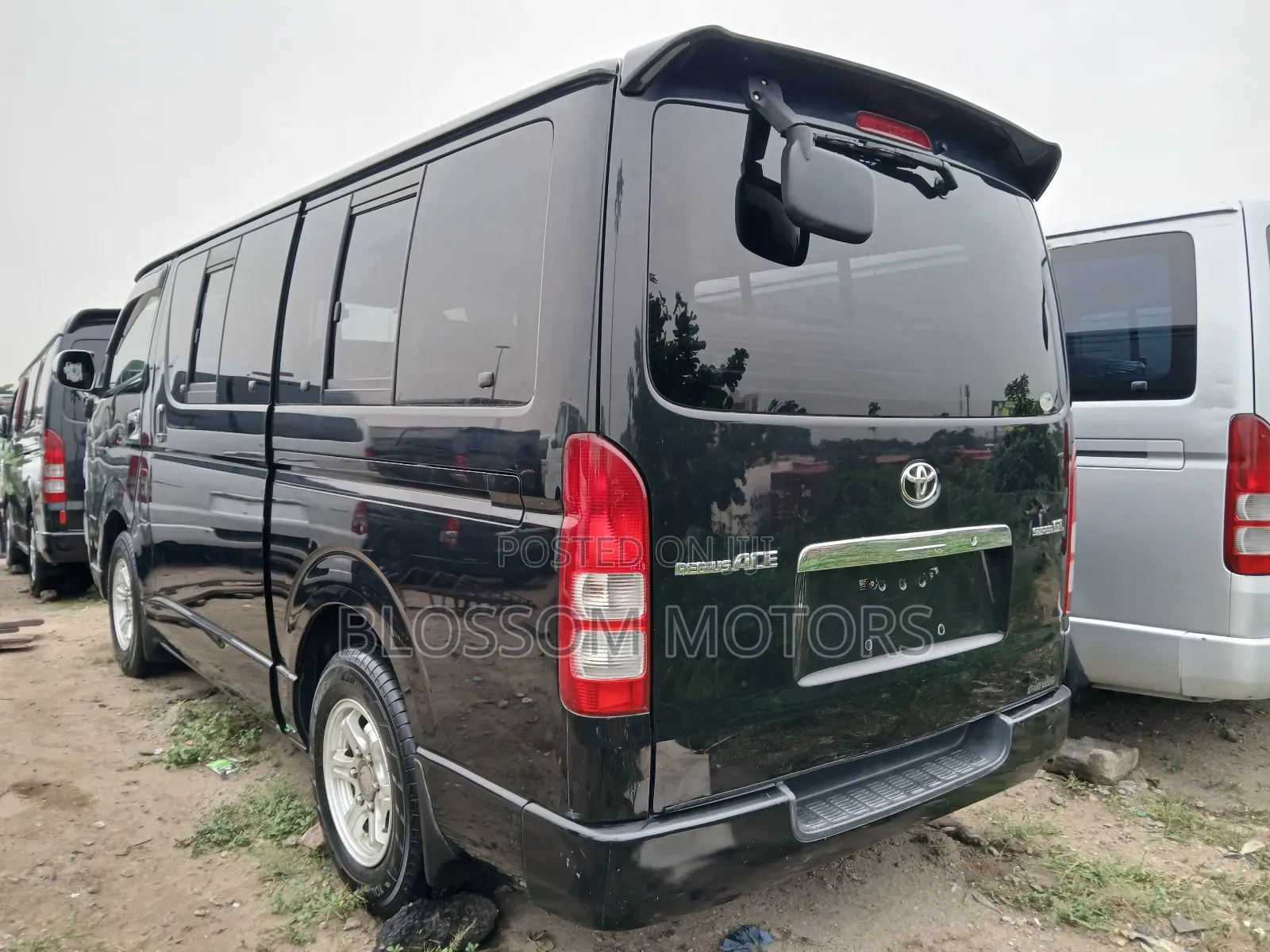 Toyota HiAce 2013 Black