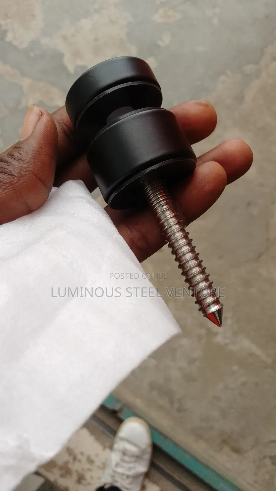 Here Are Your Black Accesserios for Staircase Glass