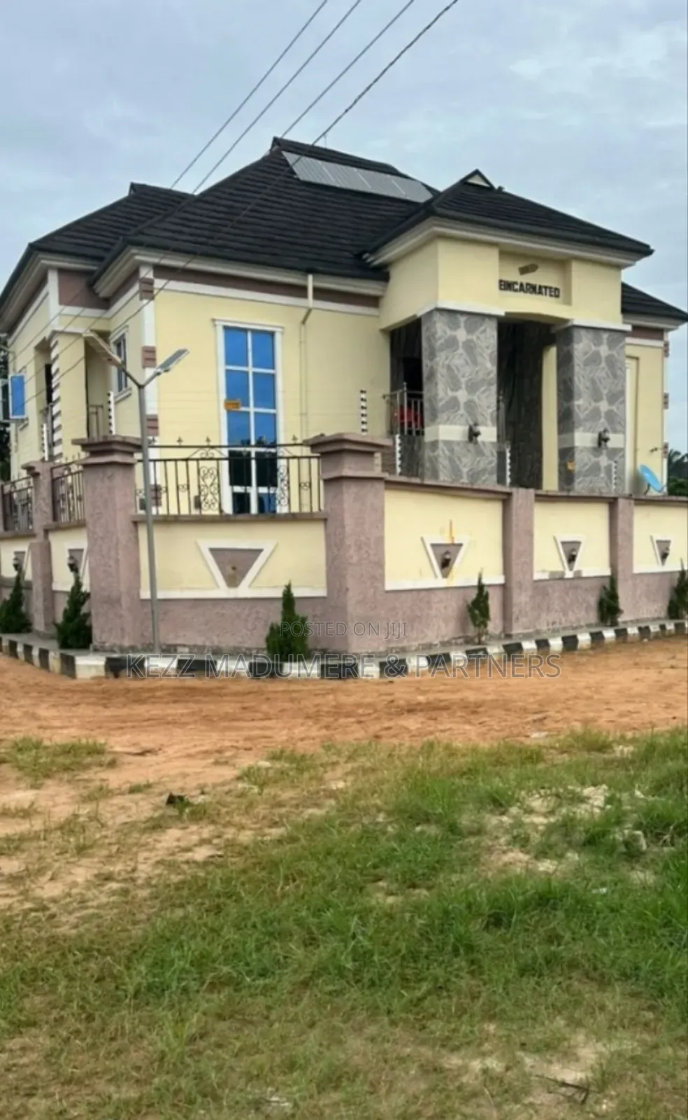 5bdrm Duplex in Inside An Estate In for sale
