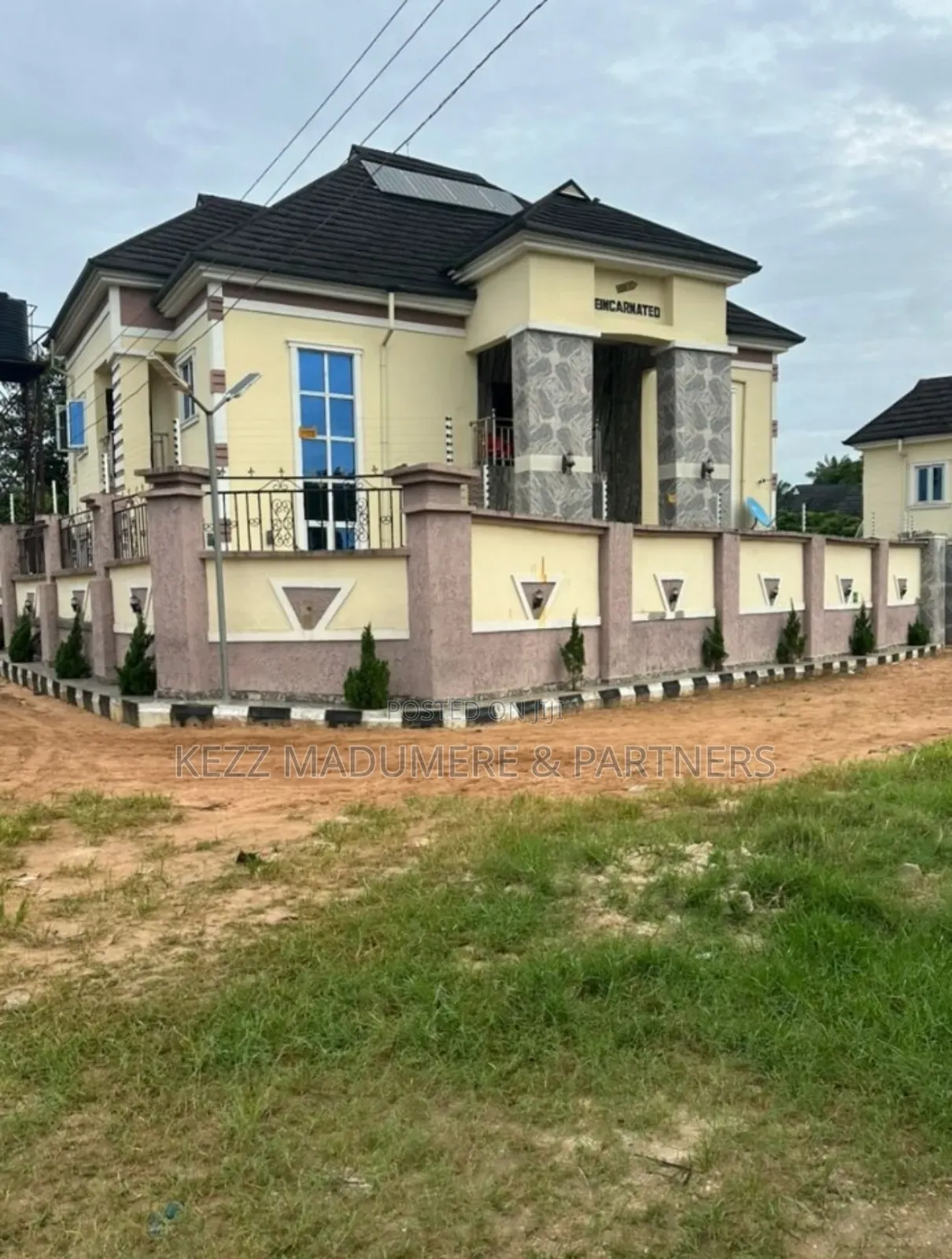 5bdrm Duplex in Inside An Estate In for sale