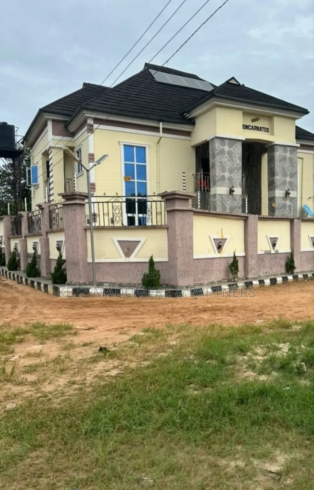 5bdrm Duplex in Inside An Estate In for sale