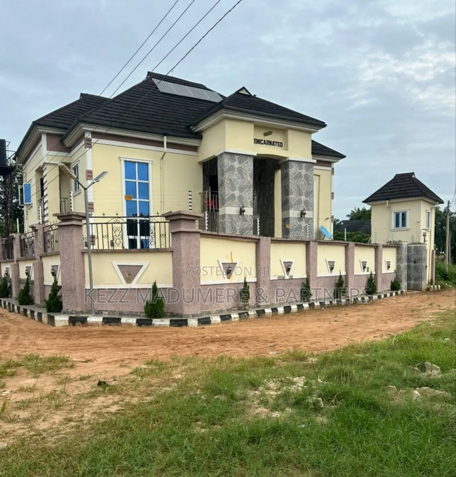5bdrm Duplex in Inside An Estate In for sale