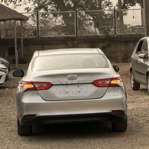 Toyota Camry 2018 Silver