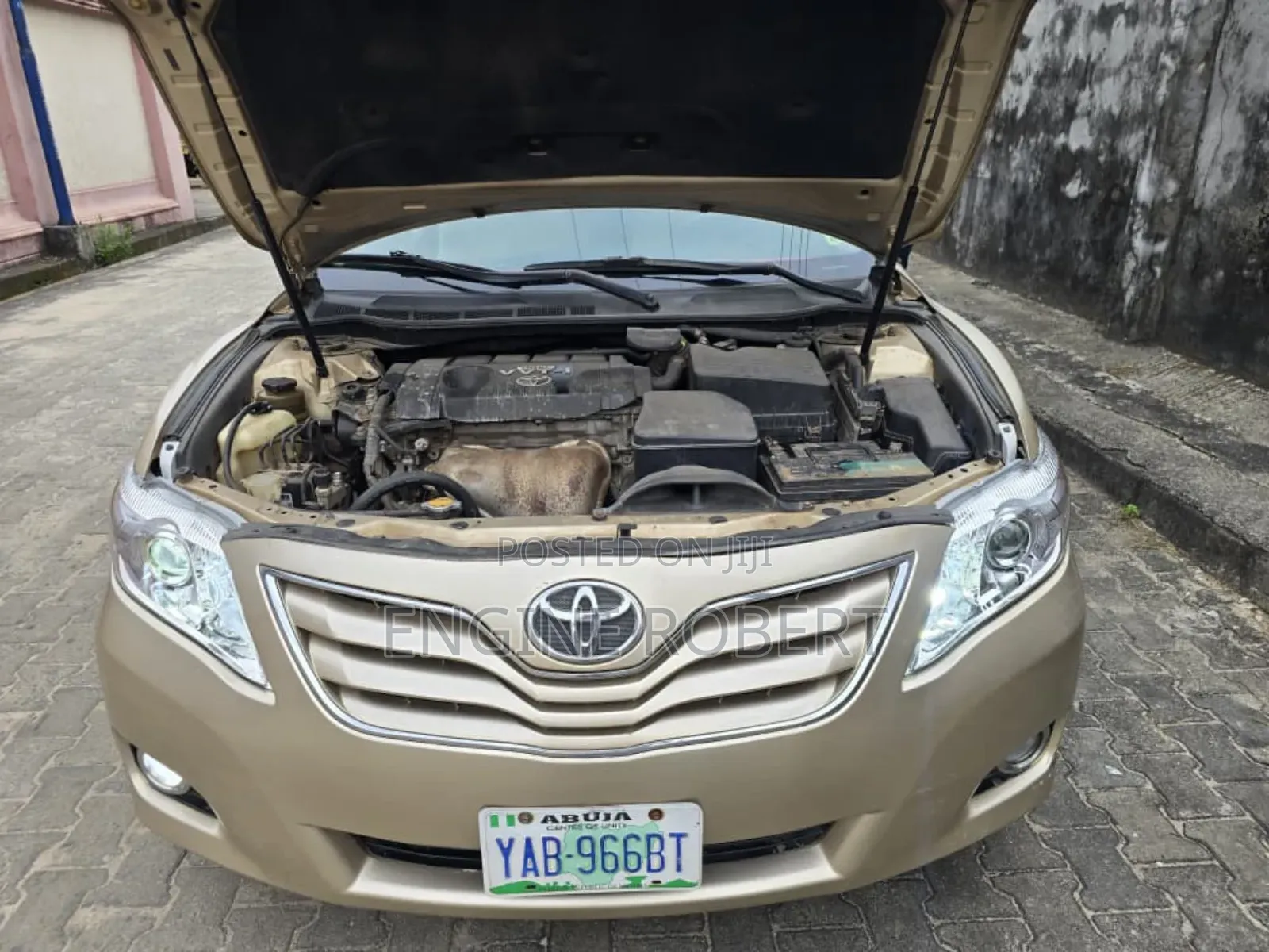 Toyota Camry LE 4dr Sedan (2.5L 4cyl 6AM) 2010 Gold
