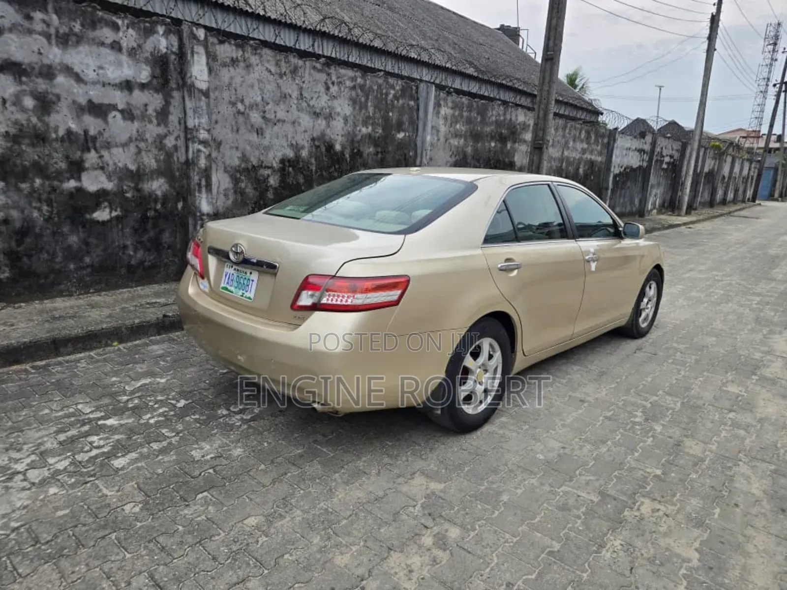 Toyota Camry LE 4dr Sedan (2.5L 4cyl 6AM) 2010 Gold