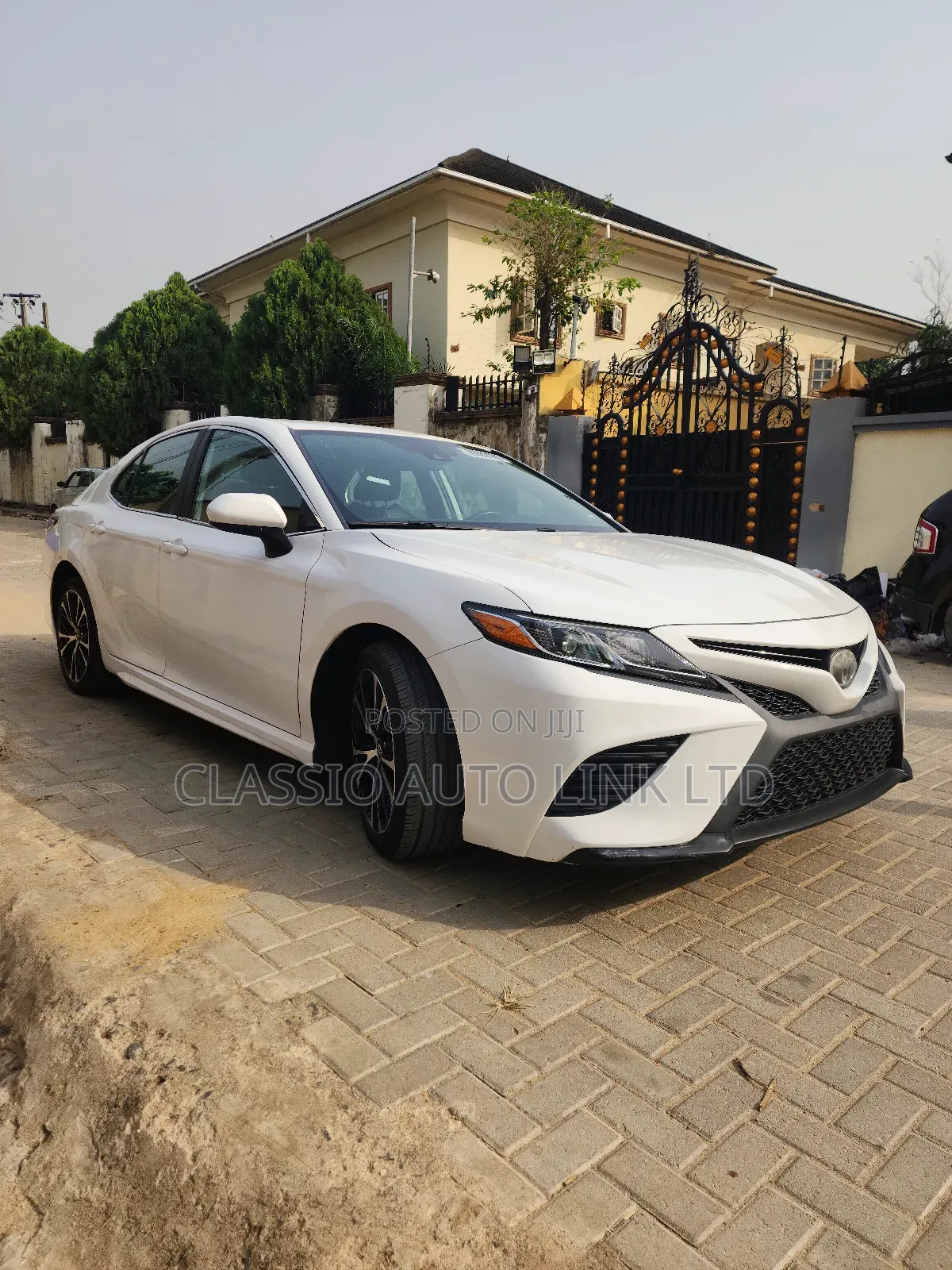 Toyota Camry SE (2.5L 4cyl 8A) 2019 White