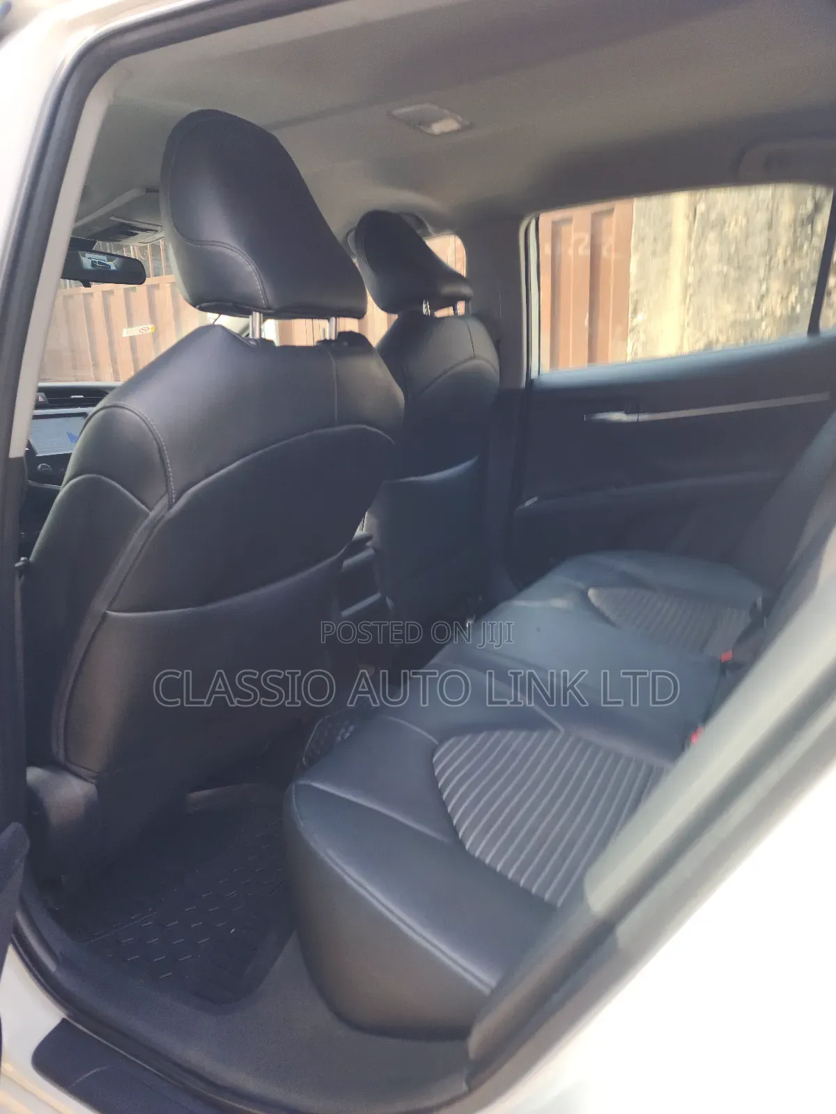 Toyota Camry SE (2.5L 4cyl 8A) 2019 White