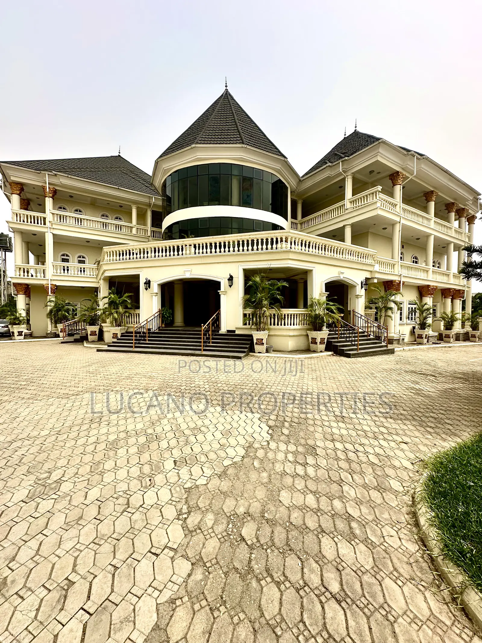 24 Rooms Hotel for Lease, With Club, Pool.