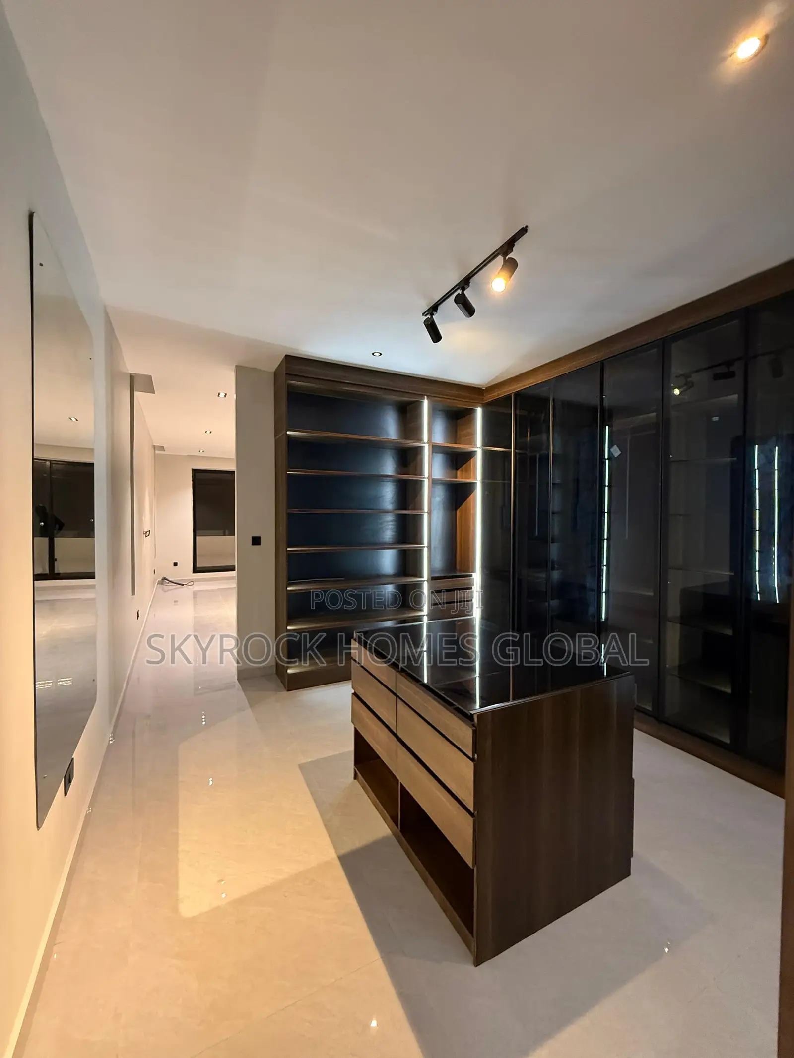 Furnished 5bdrm Duplex in Chevron for sale