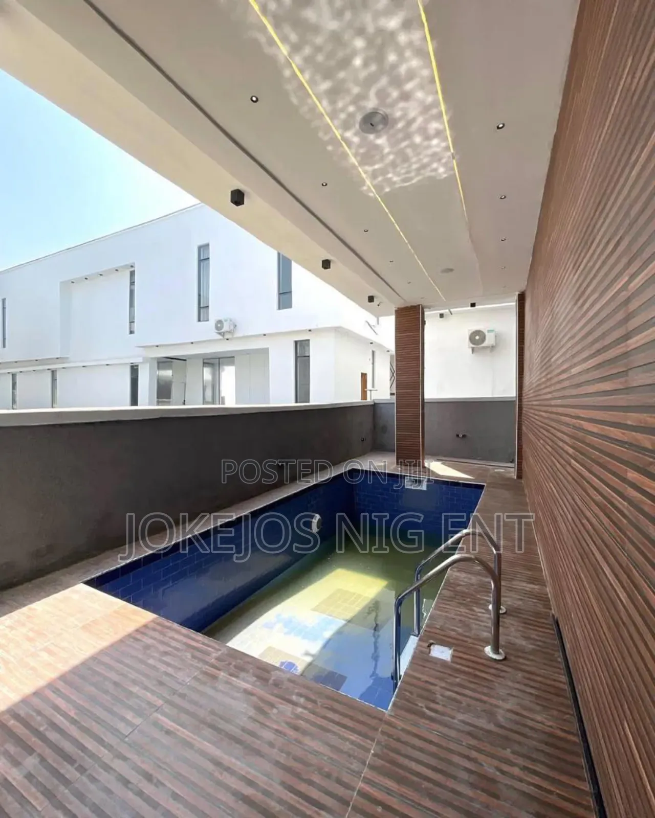 5bdrm Duplex in Chevron Drive for sale