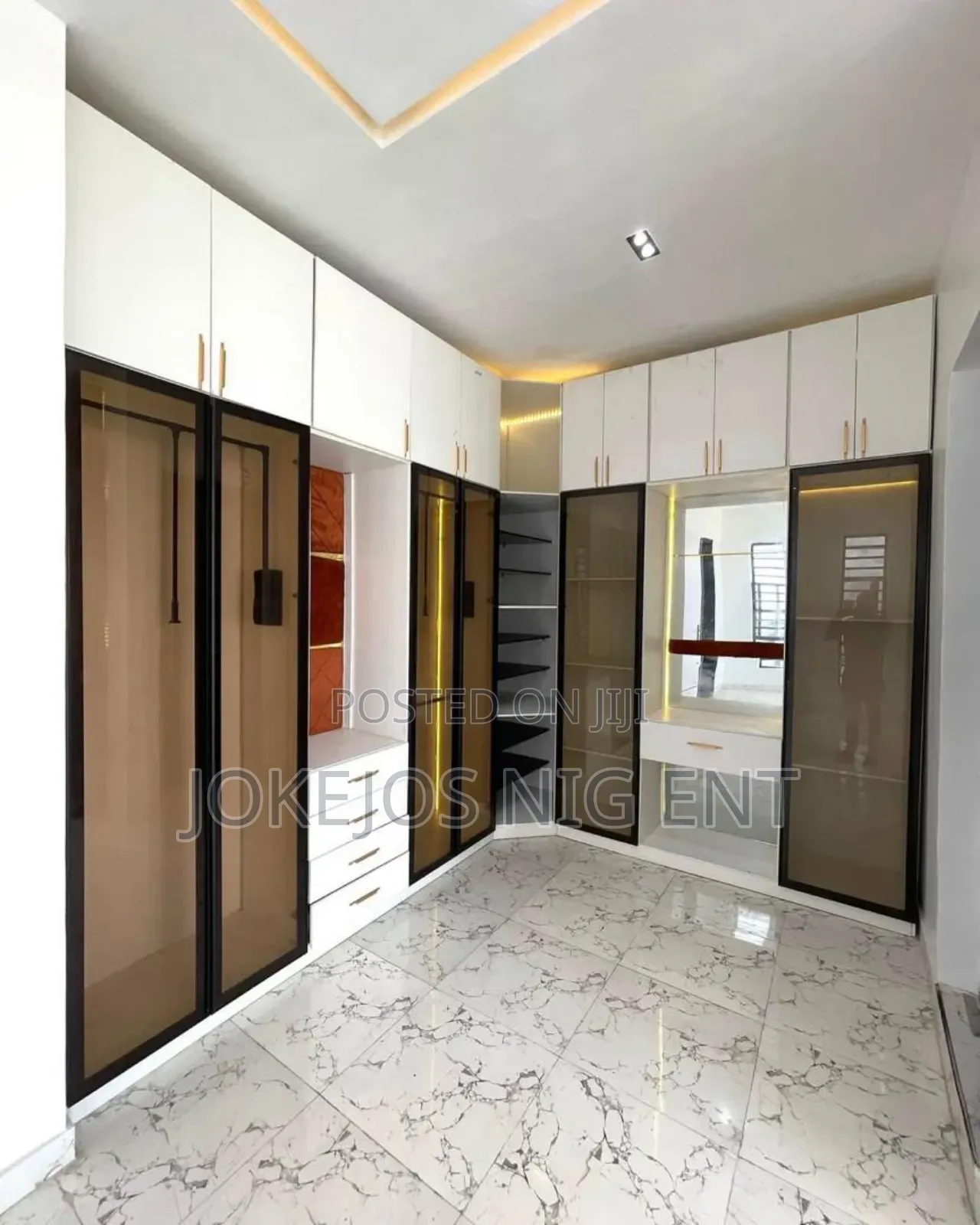 5bdrm Duplex in Chevron Drive for sale