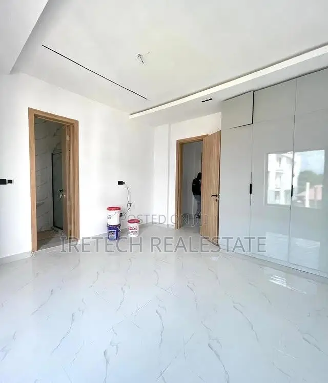 4bdrm Townhouse/Terrace in In A Secured, Lekki Phase 1 for sale