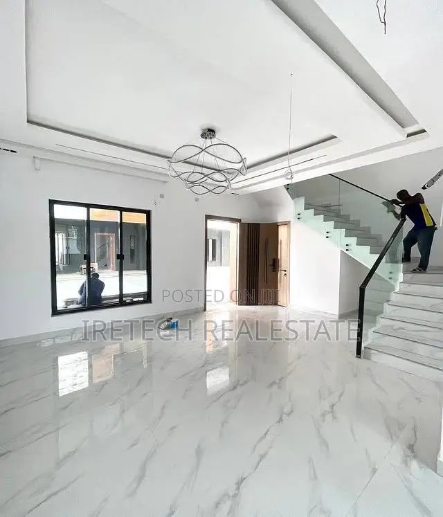 4bdrm Townhouse/Terrace in In A Secured, Lekki Phase 1 for sale