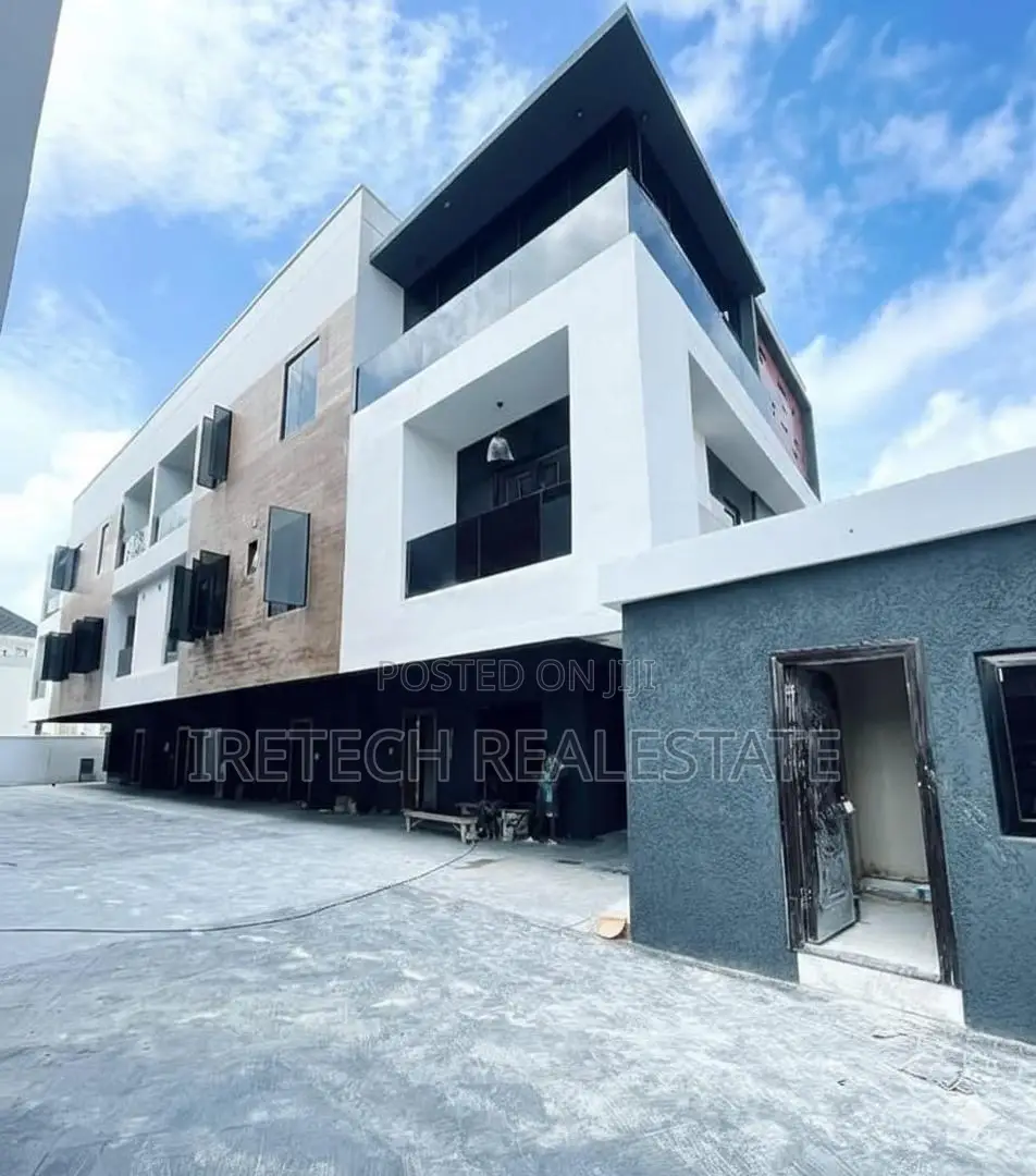 4bdrm Townhouse/Terrace in In A Secured, Lekki Phase 1 for sale