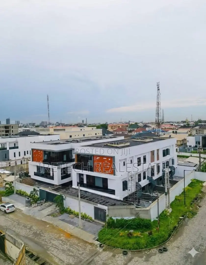 4bdrm Townhouse/Terrace in In A Secured, Lekki Phase 1 for sale