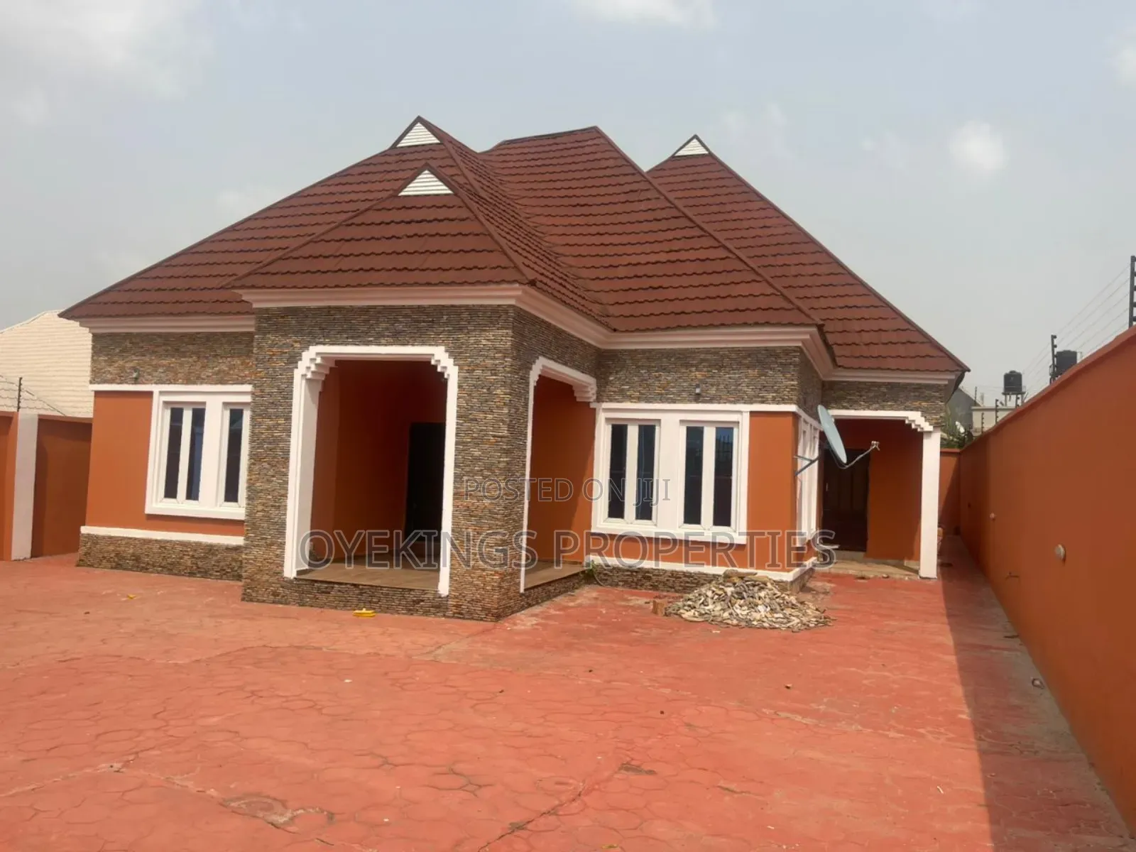 4bdrm Bungalow in Fele House, Akala Express for sale