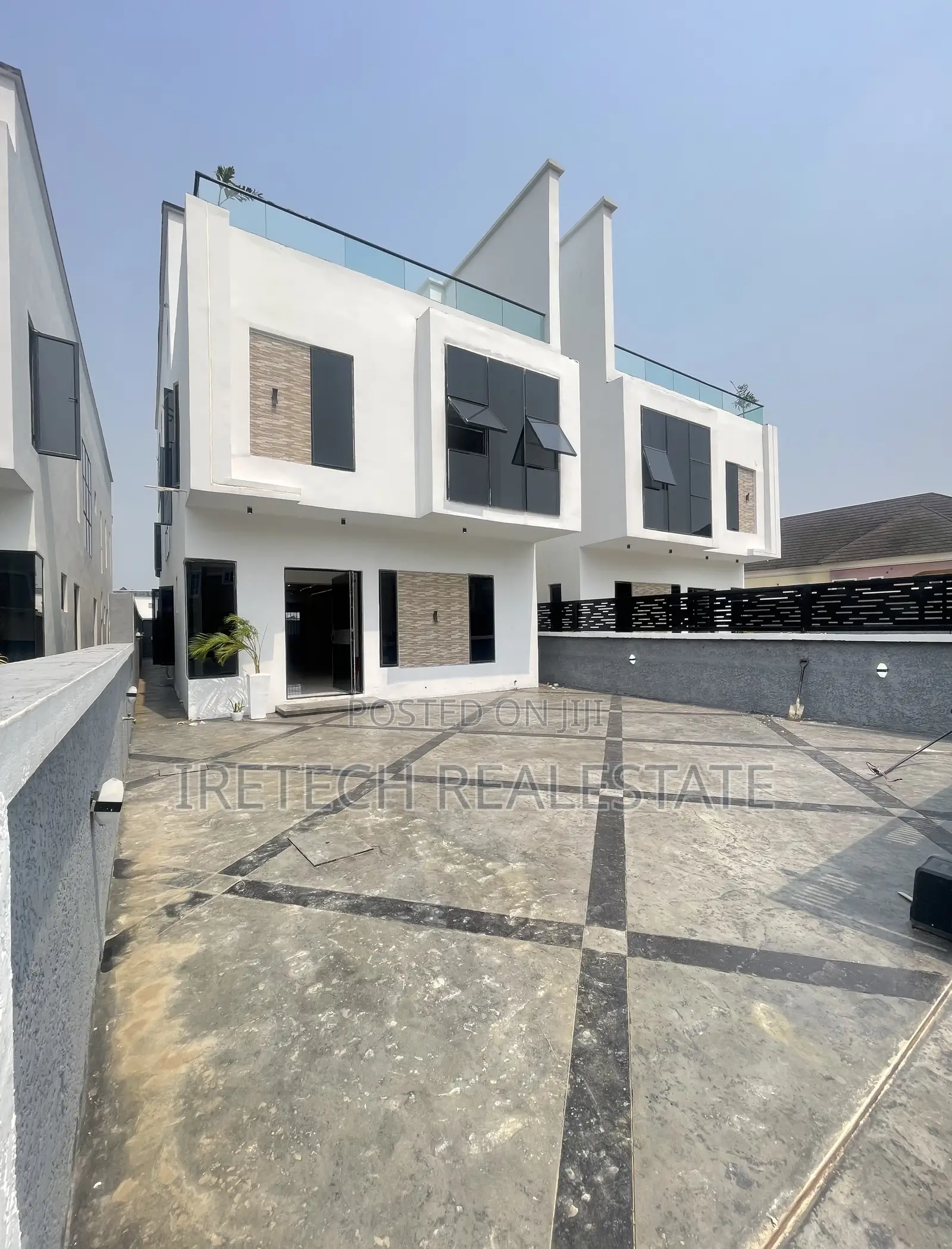 5bdrm Duplex in In A Secured Estate, Off Lekki-Epe Expressway for sale