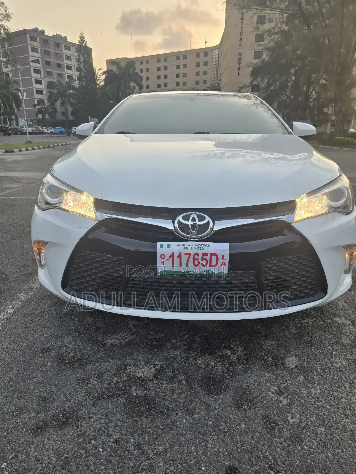 Toyota Camry SE 4dr Sedan (2.5L 4cyl 6A) 2016 White