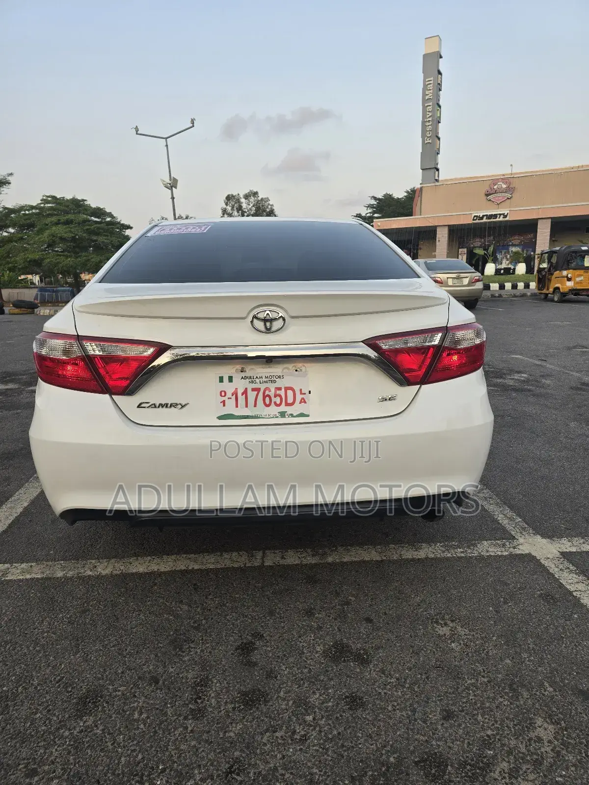 Toyota Camry SE 4dr Sedan (2.5L 4cyl 6A) 2016 White