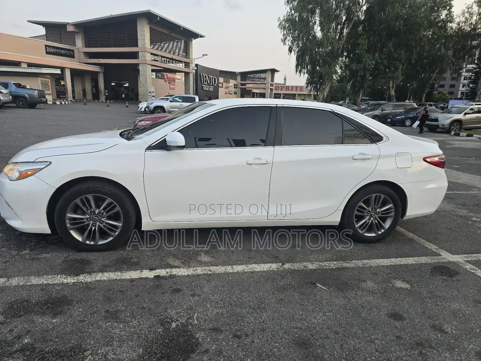 Toyota Camry SE 4dr Sedan (2.5L 4cyl 6A) 2016 White