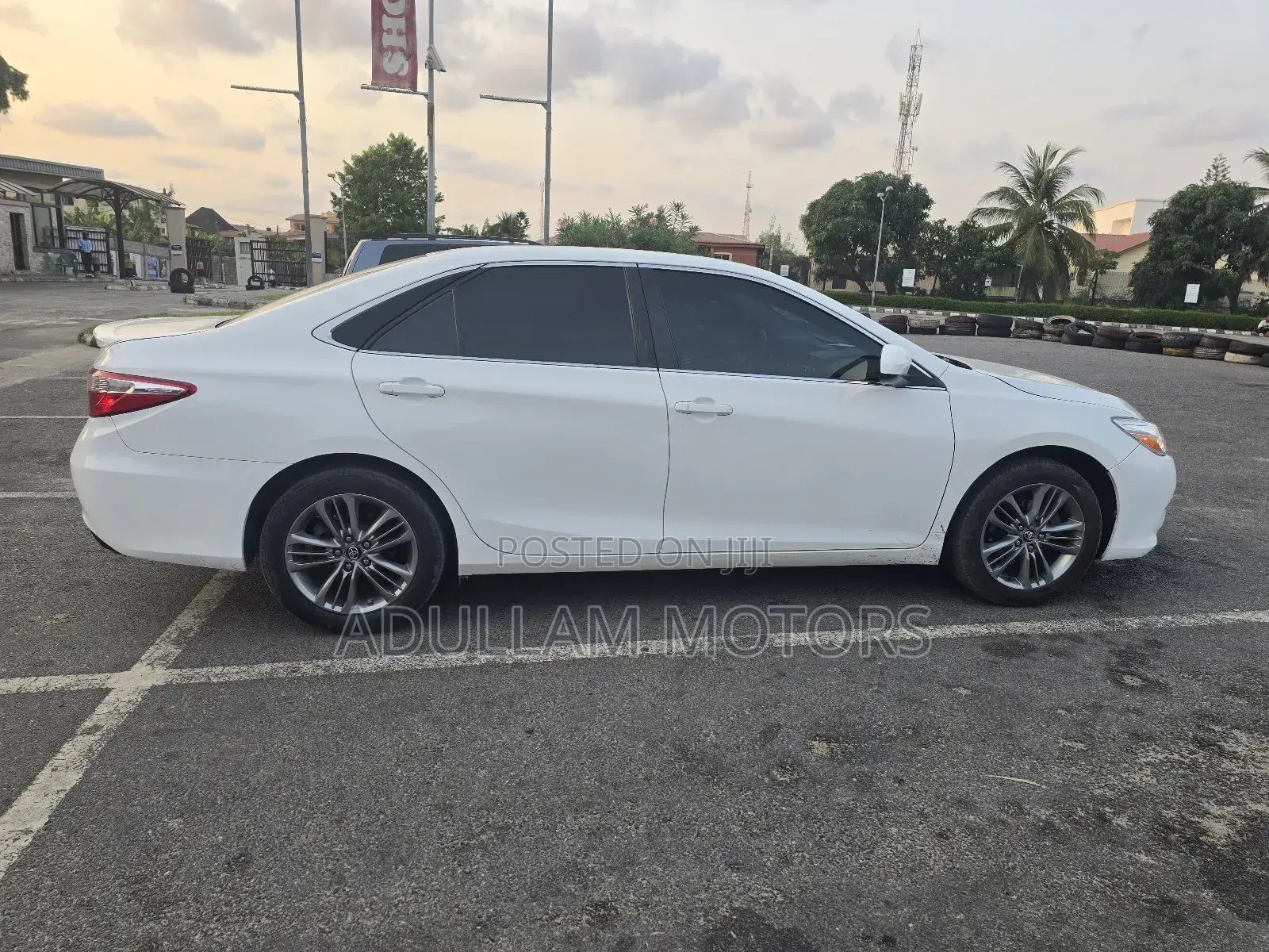 Toyota Camry SE 4dr Sedan (2.5L 4cyl 6A) 2016 White