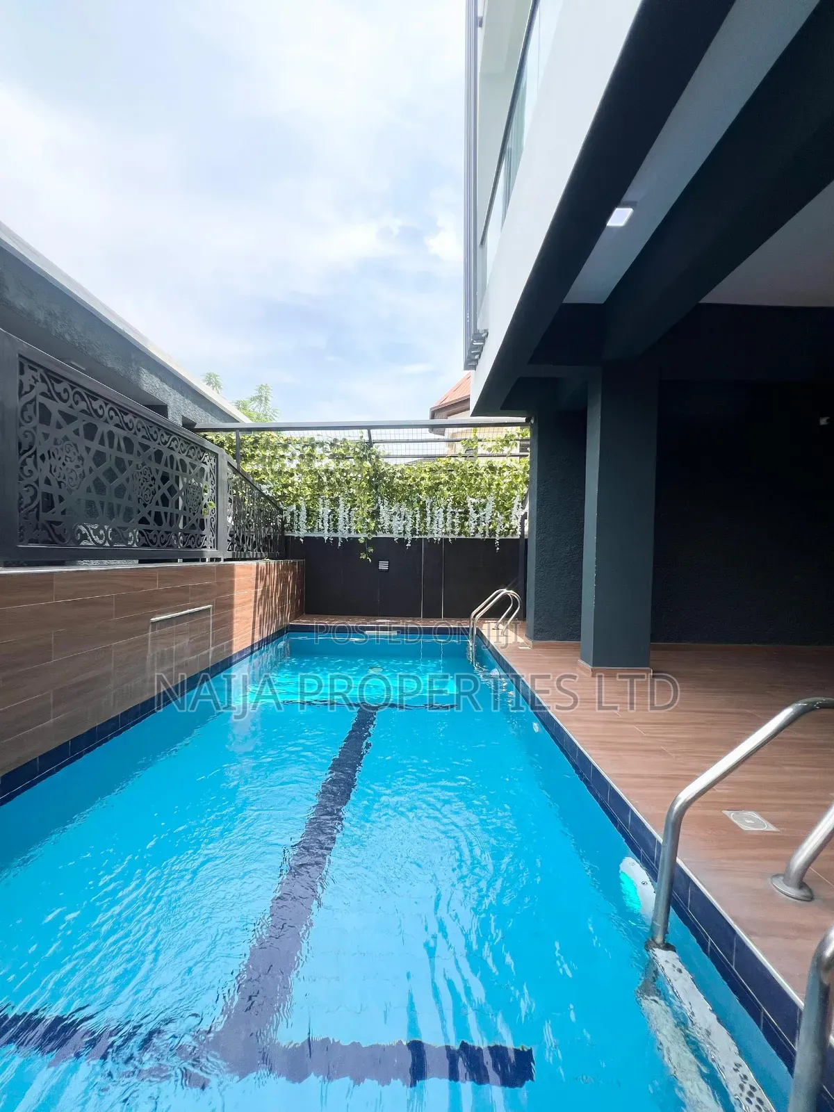 3bdrm Apartment in Lekki Phase 1 for sale