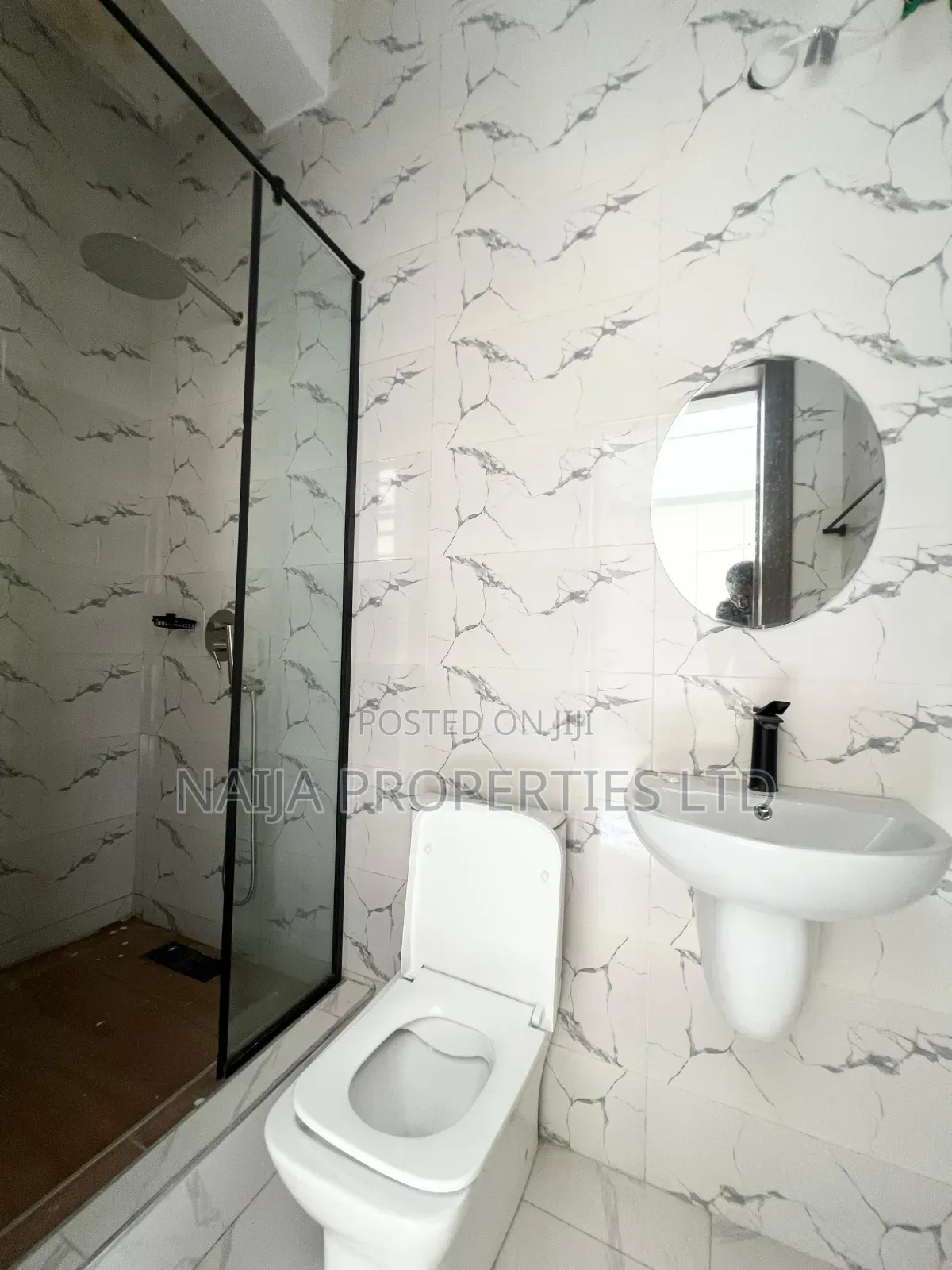 3bdrm Apartment in Lekki Phase 1 for sale