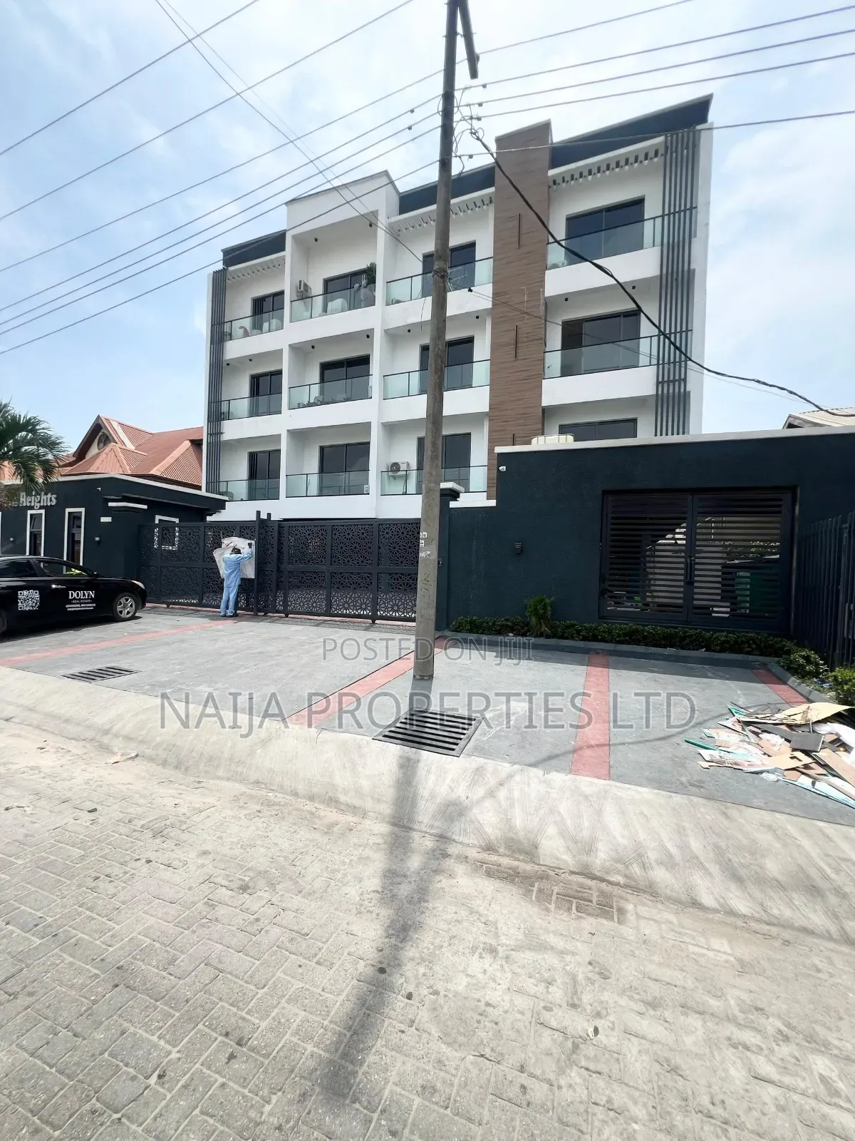 3bdrm Apartment in Lekki Phase 1 for sale